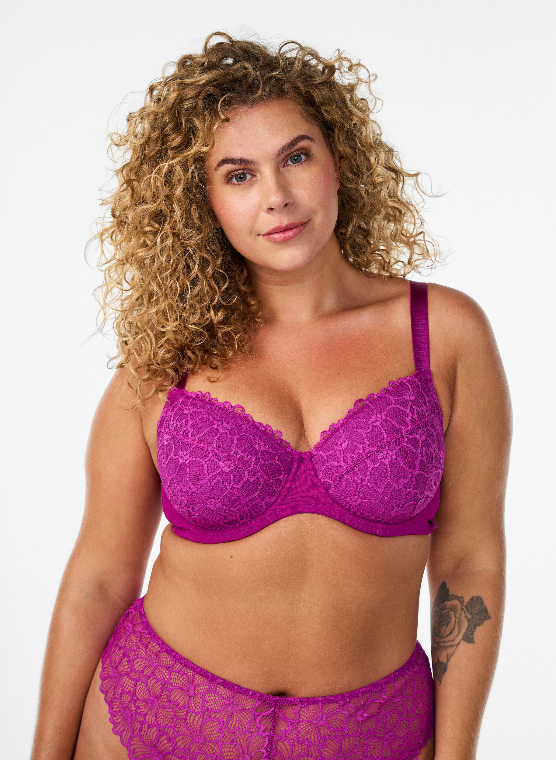 Padded bra with lace and underwire, Purple, Model