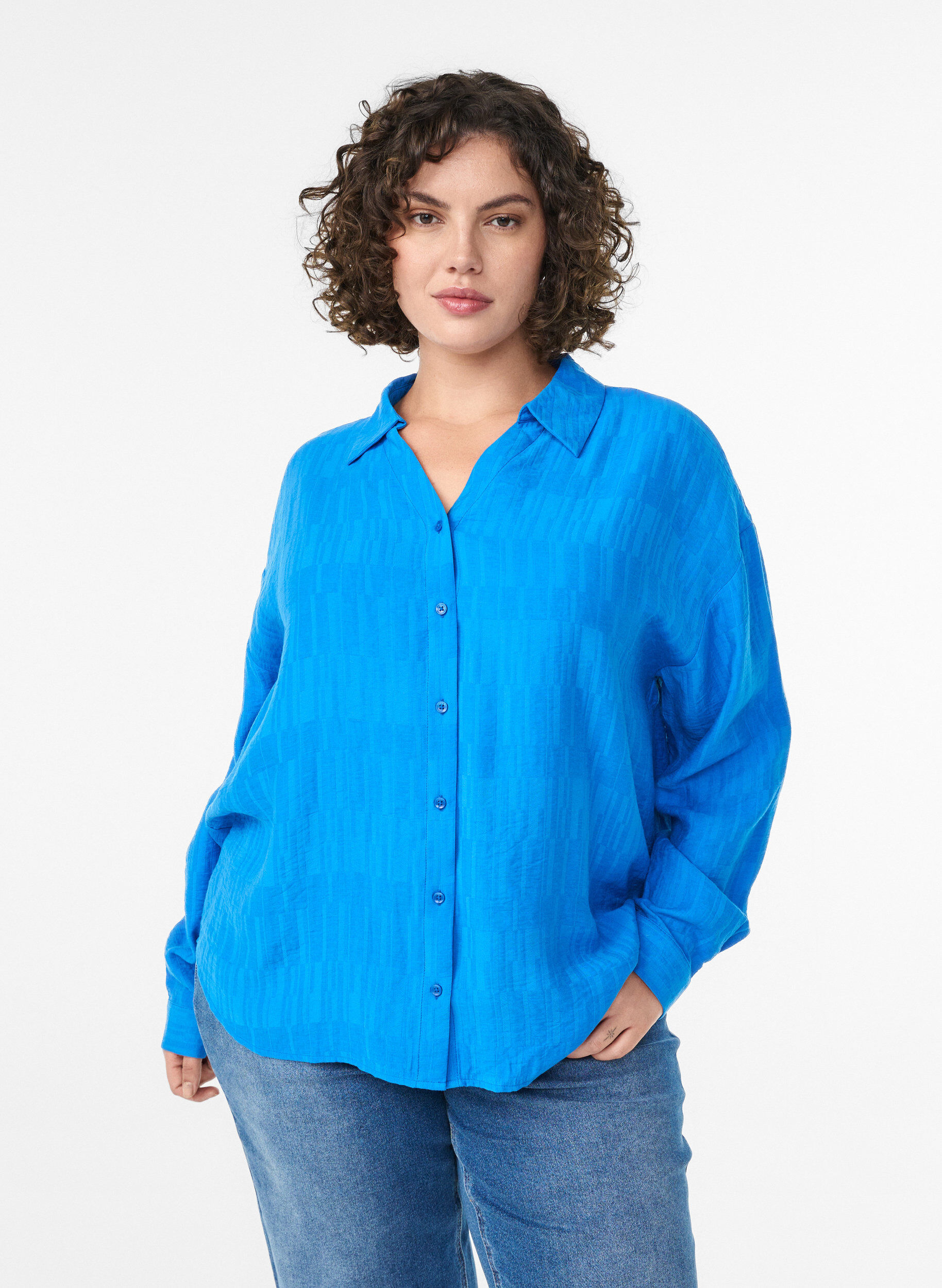 Loose shirt with texture and a V-neck, Blue, Model