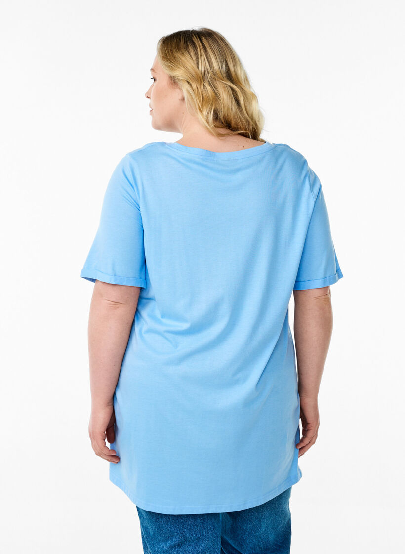 Single colour oversized t-shirt with v-neck, Light Blue, Model image number 2