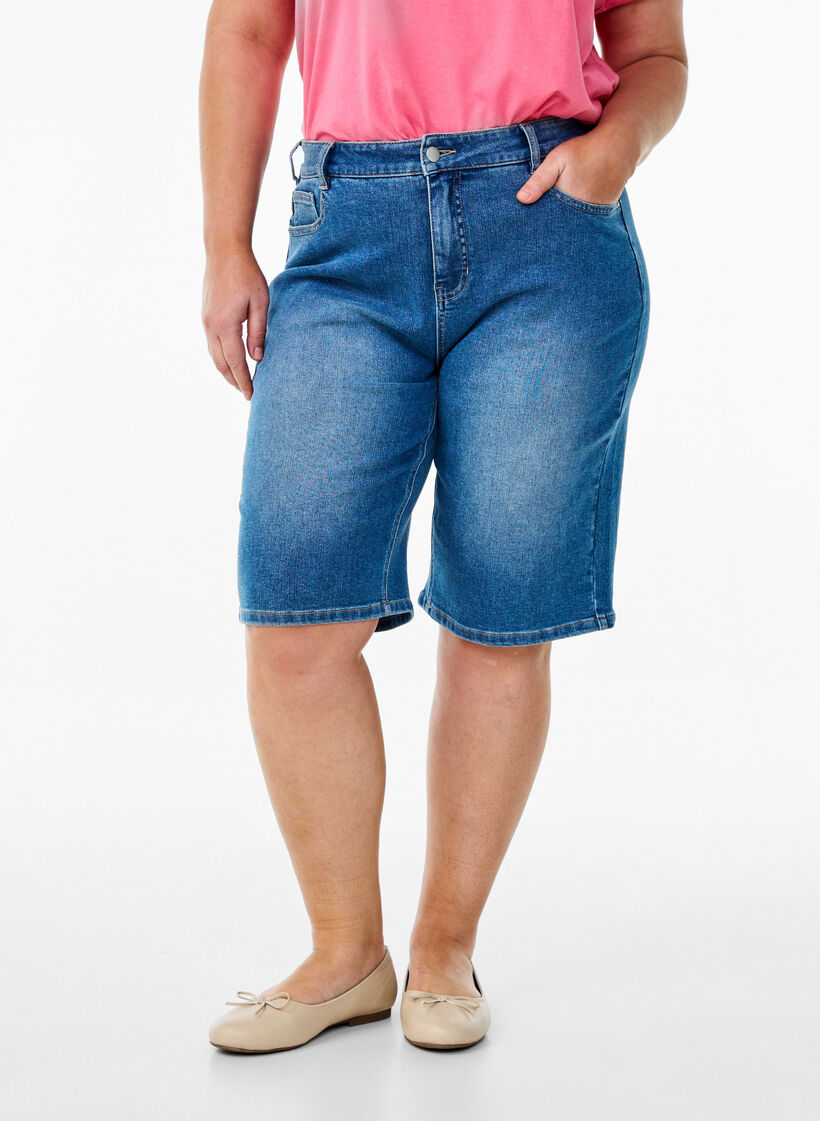 High-waisted denim Bermuda shorts, Light Blue, Model image number 2
