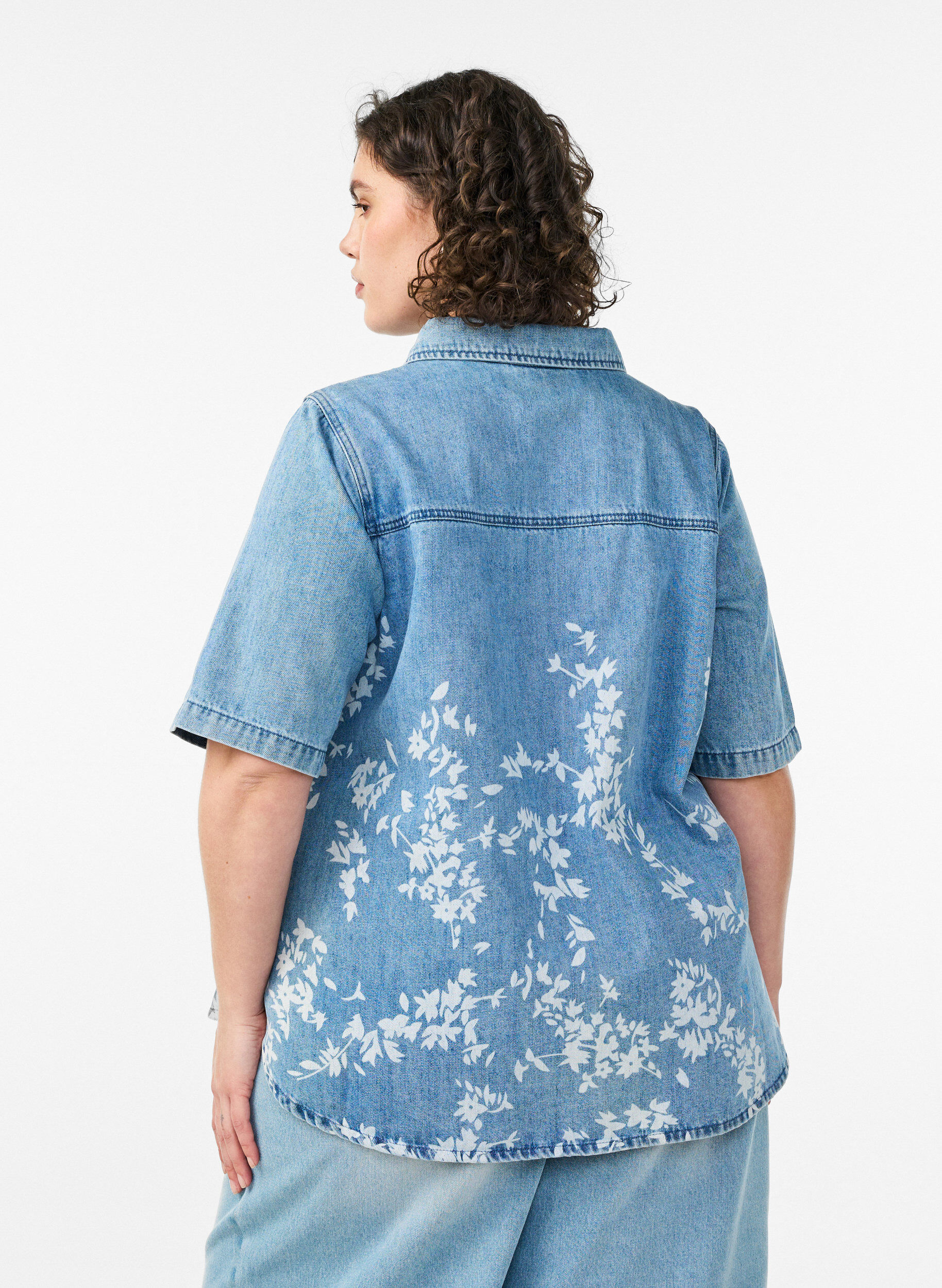 Zizzifashion Denim shirt with floral print and short sleeves, Light Blue, Model image number 2