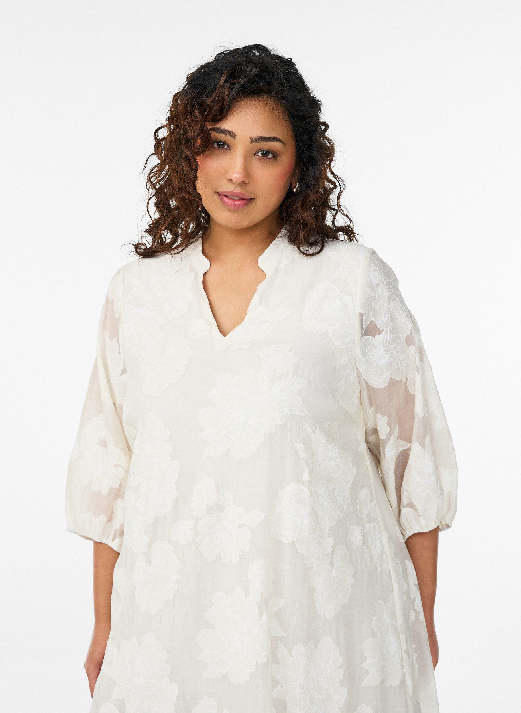 Zizzifashion Midi dress with a floral print and sheer 3/4 sleeves, Beige, Model image number 2