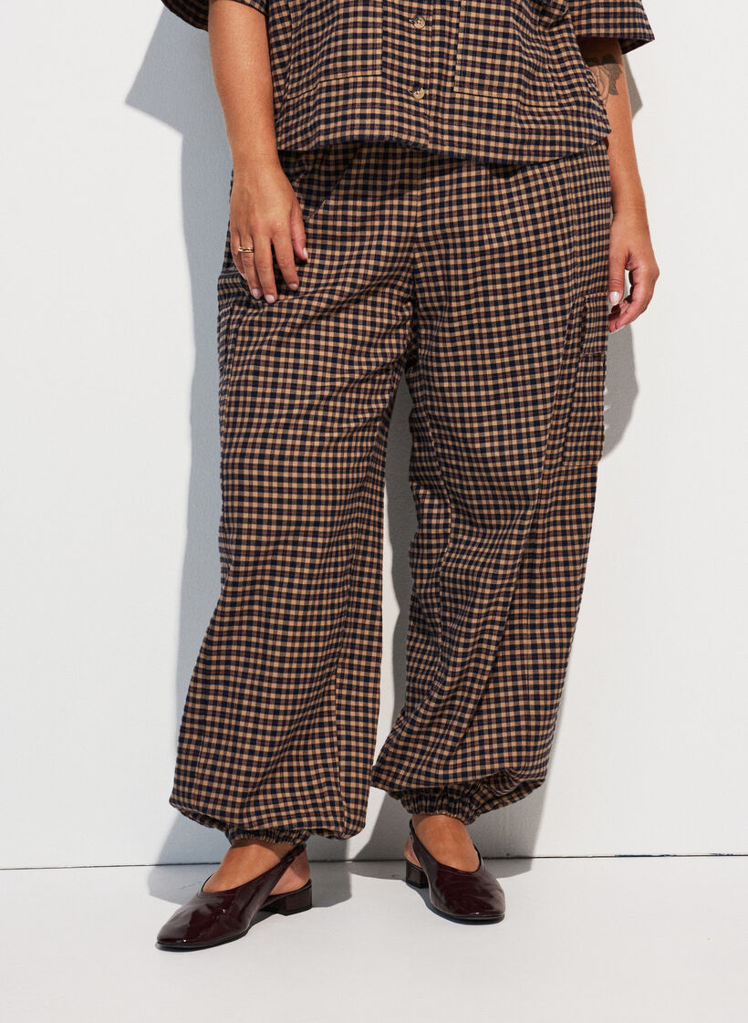 Checked cotton cargo trousers, Brown, Model image number 3