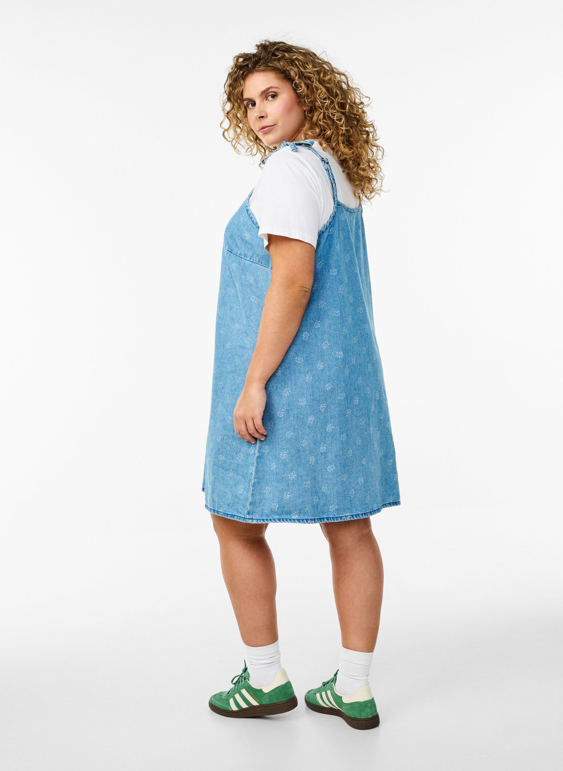 Zizzifashion Short denim dress with adjustable straps, LBD w. Flower, Model image number 1