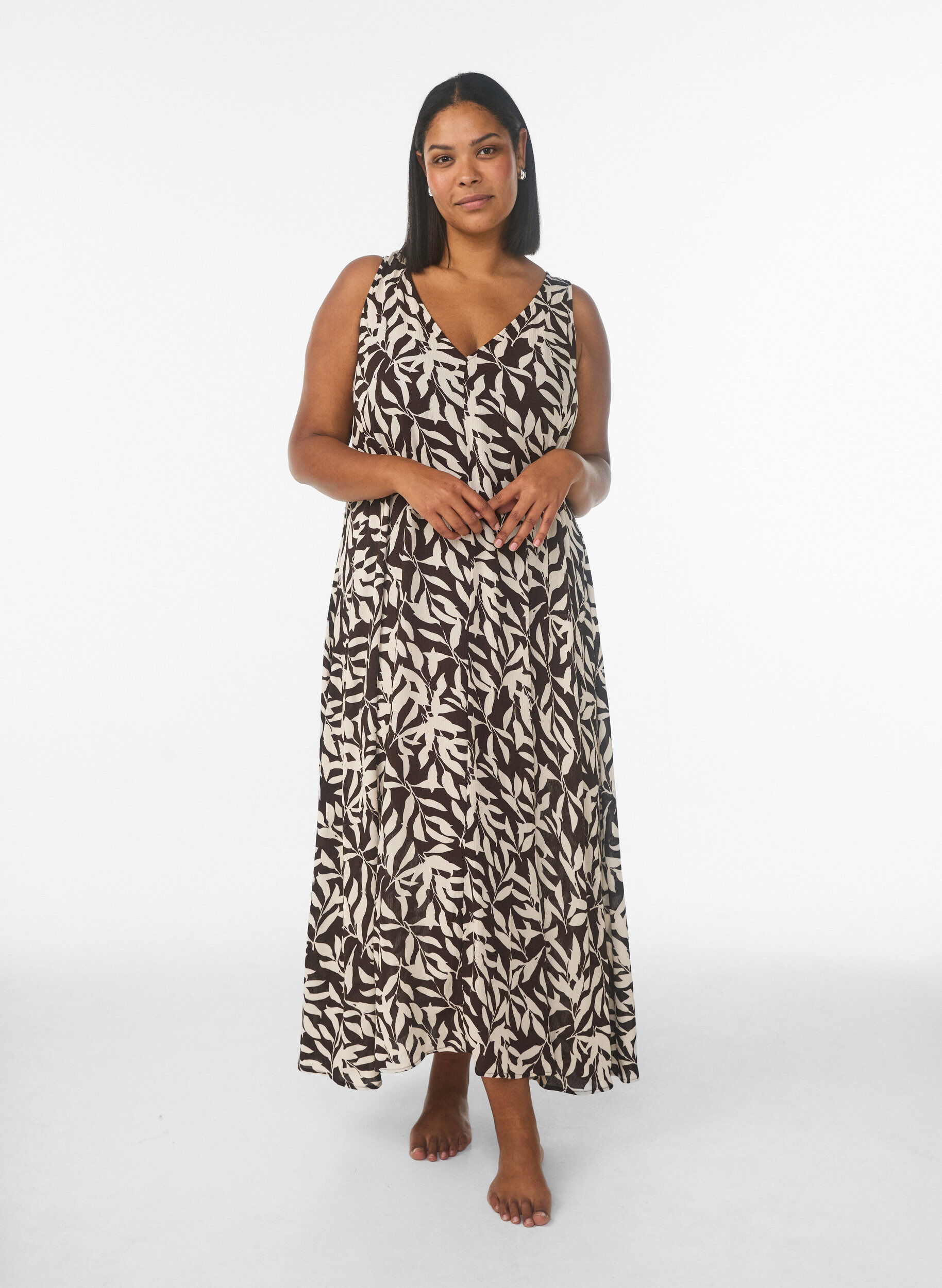 Sleeveless A-line maxi dress with a V-neck, Brown, Model
