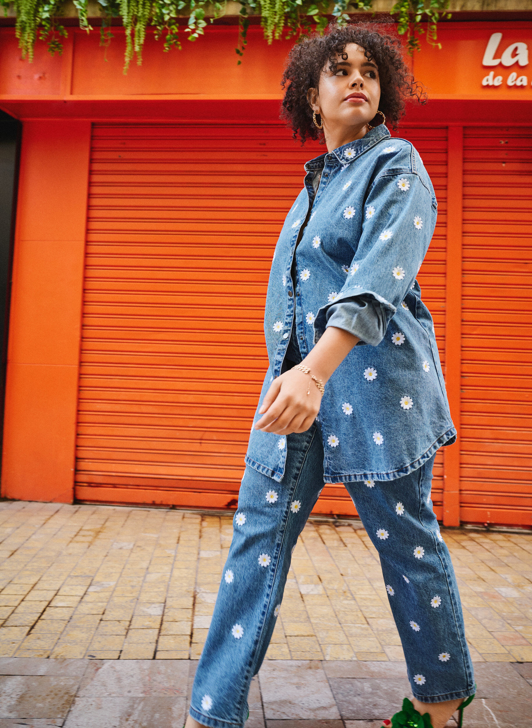 Zizzifashion Loose denim shirt with embroidered daisies, L.B. Flower, Image image number 0