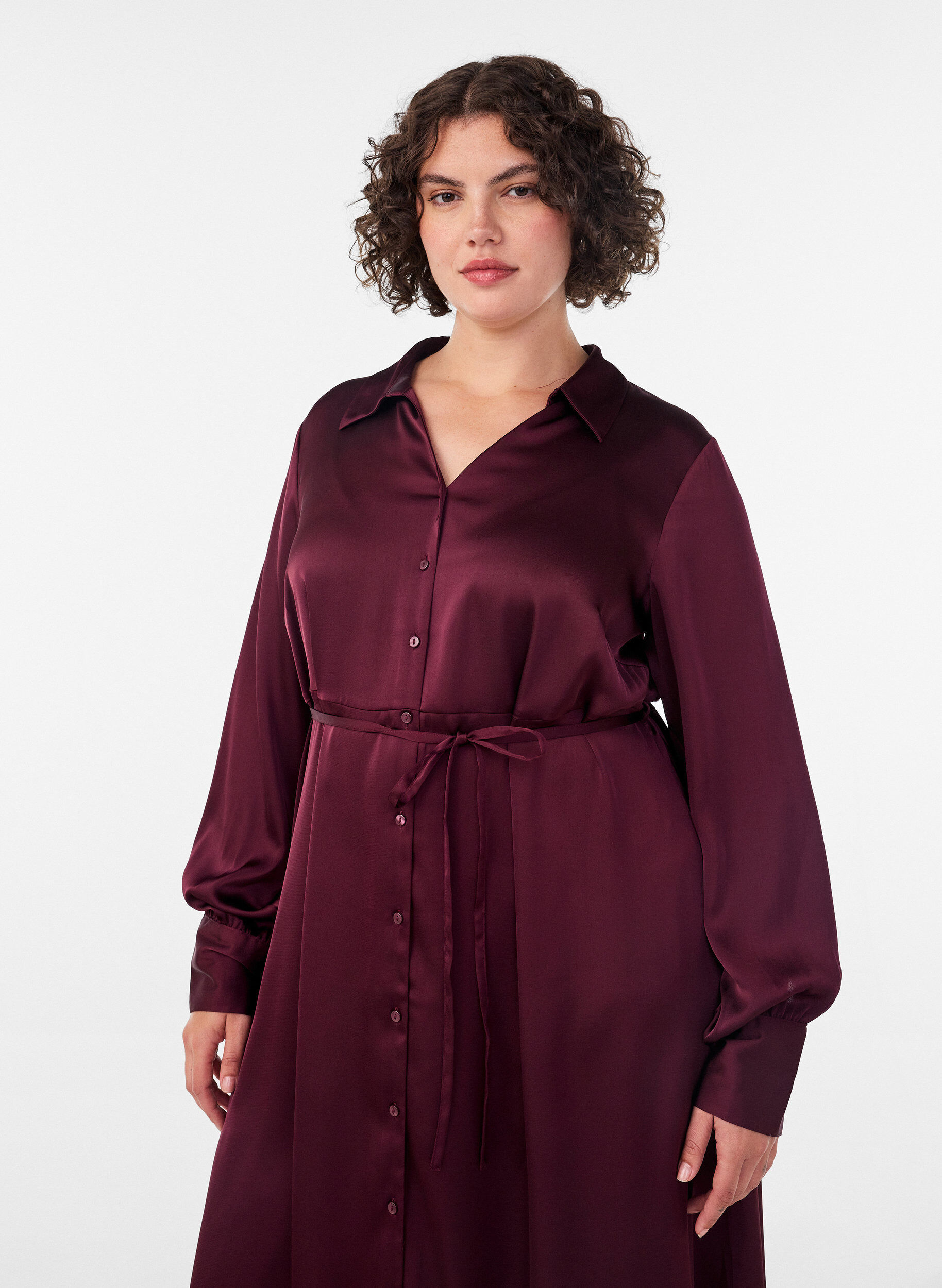 Satin shirt dress with a tie-belt, Red, Model