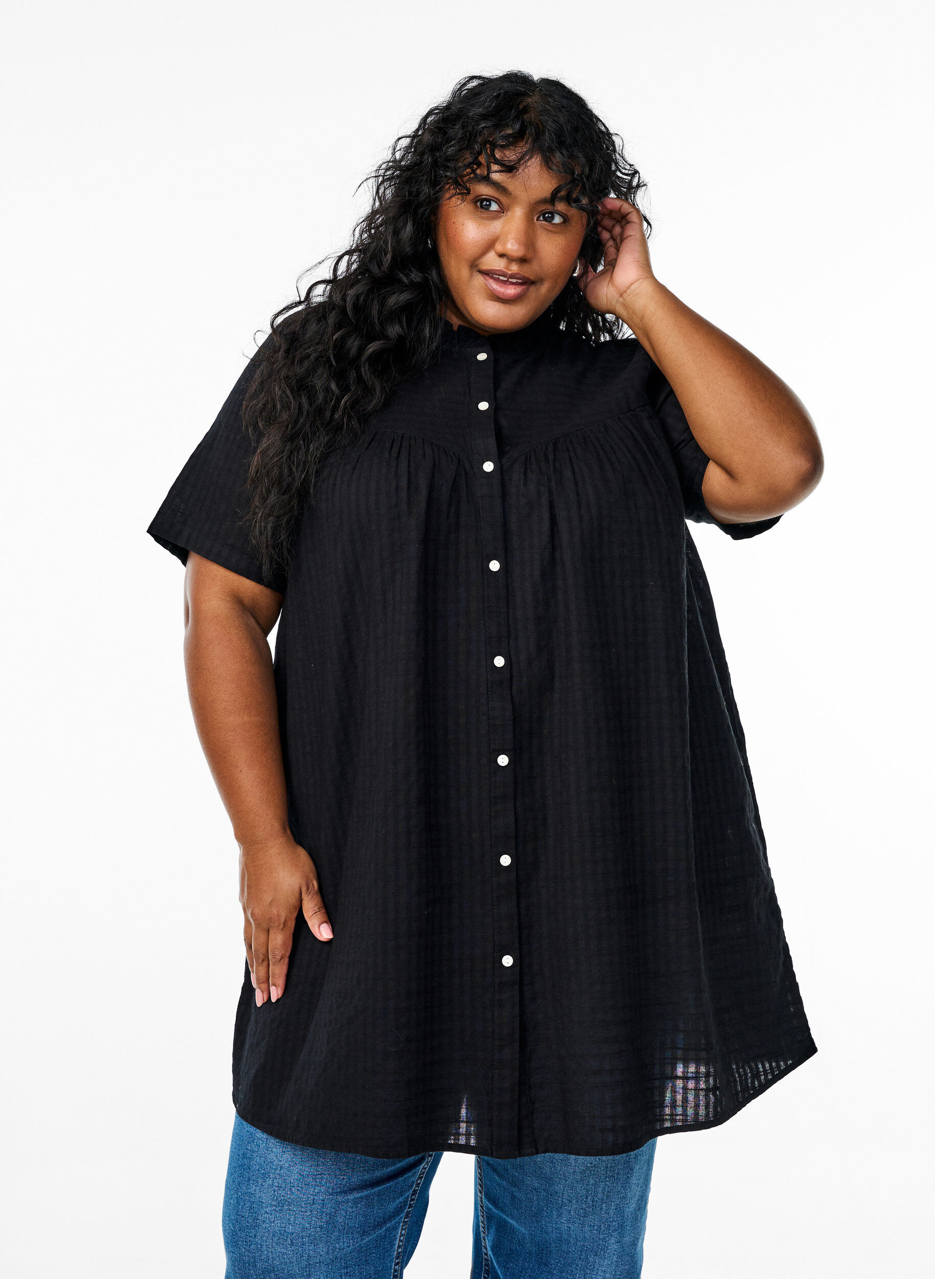 A-shaped tunic with short sleeves and buttons, Black, Model