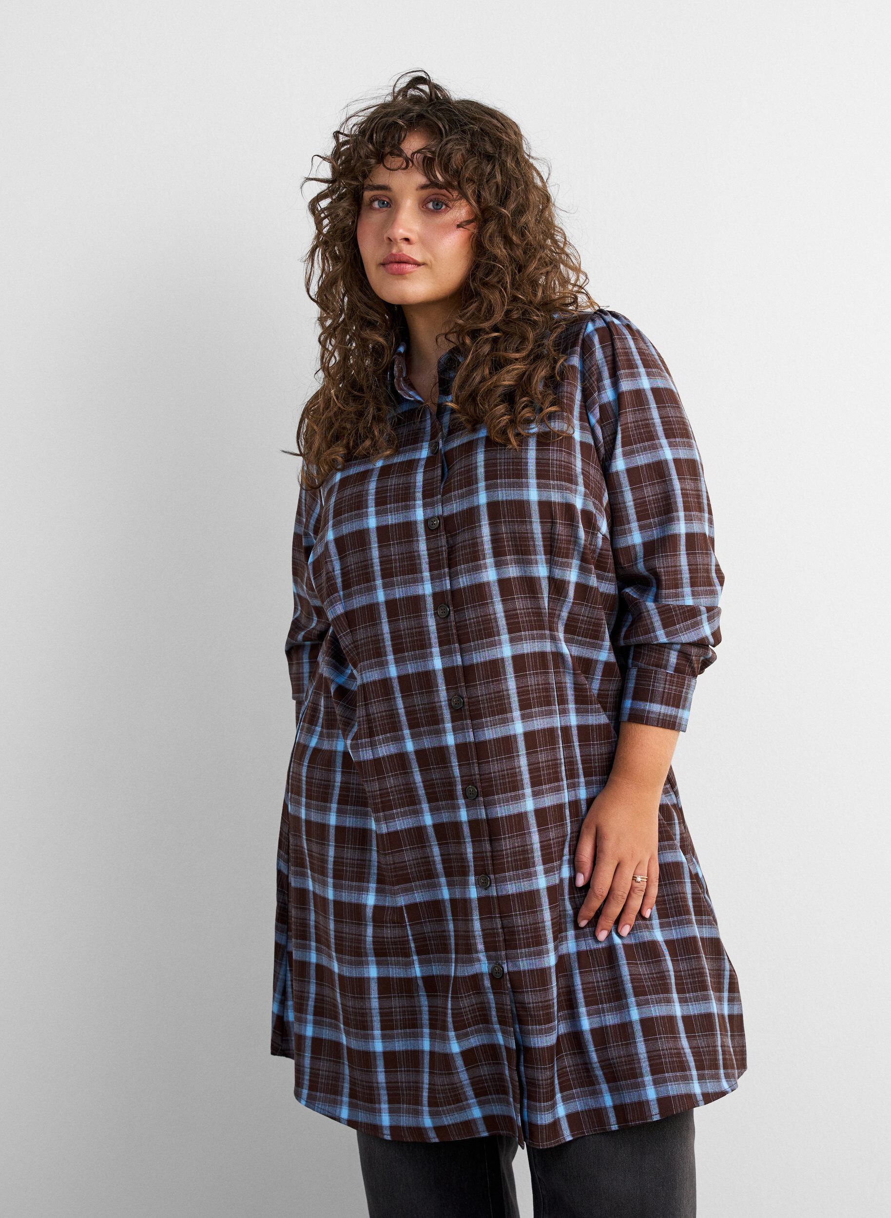 Knee-length shirt dress with a checked pattern, Brown, Model