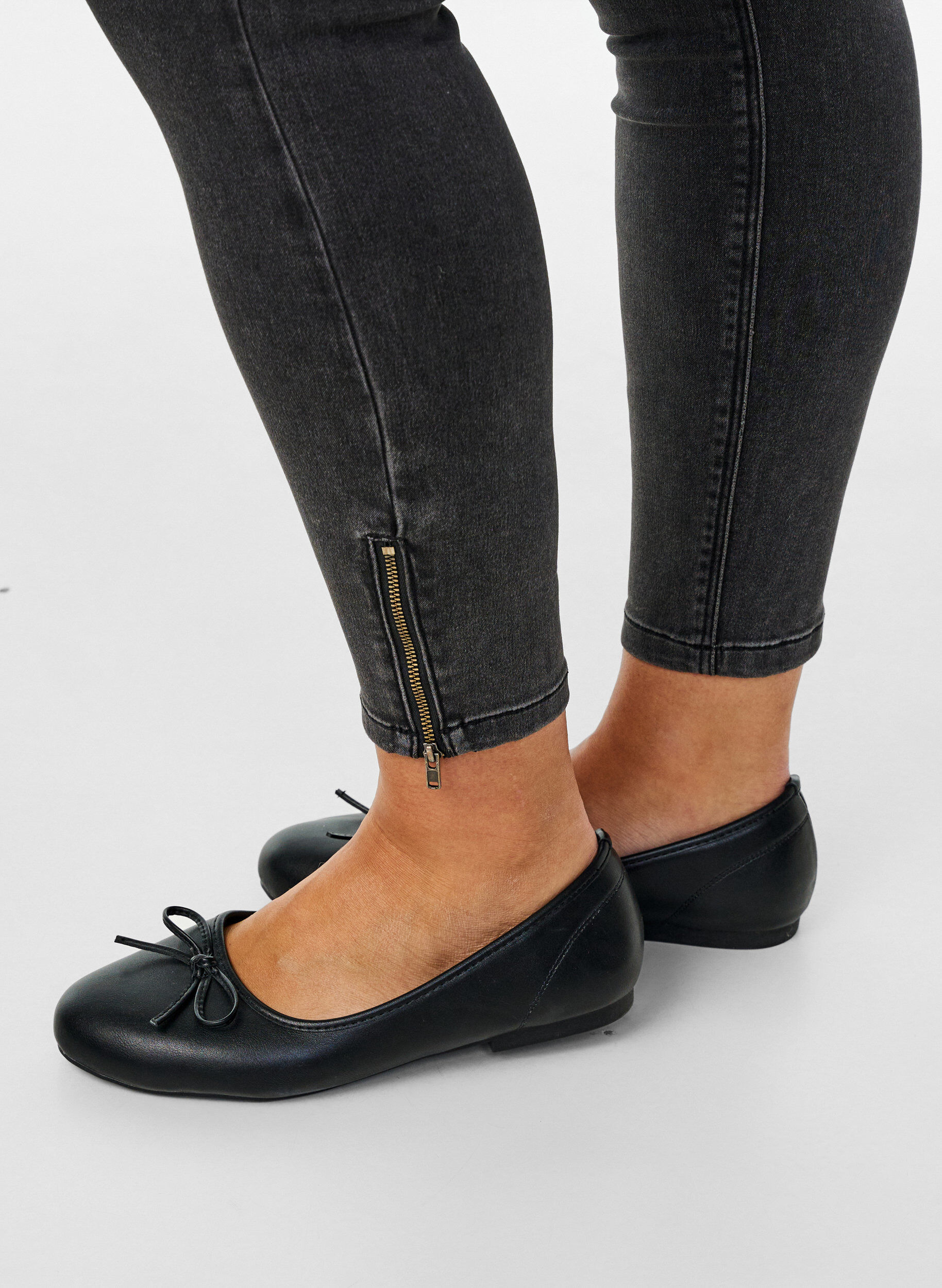 Zizzifashion Cropped Amy jeans with zipper detail, Grey, Model image number 4