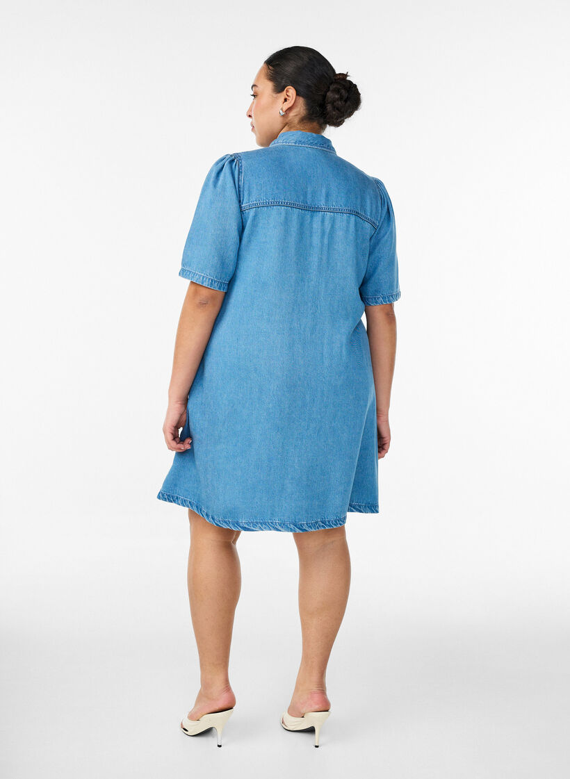 Denim dress in lyocell with buttons and short sleeves, Light Blue, Model image number 2