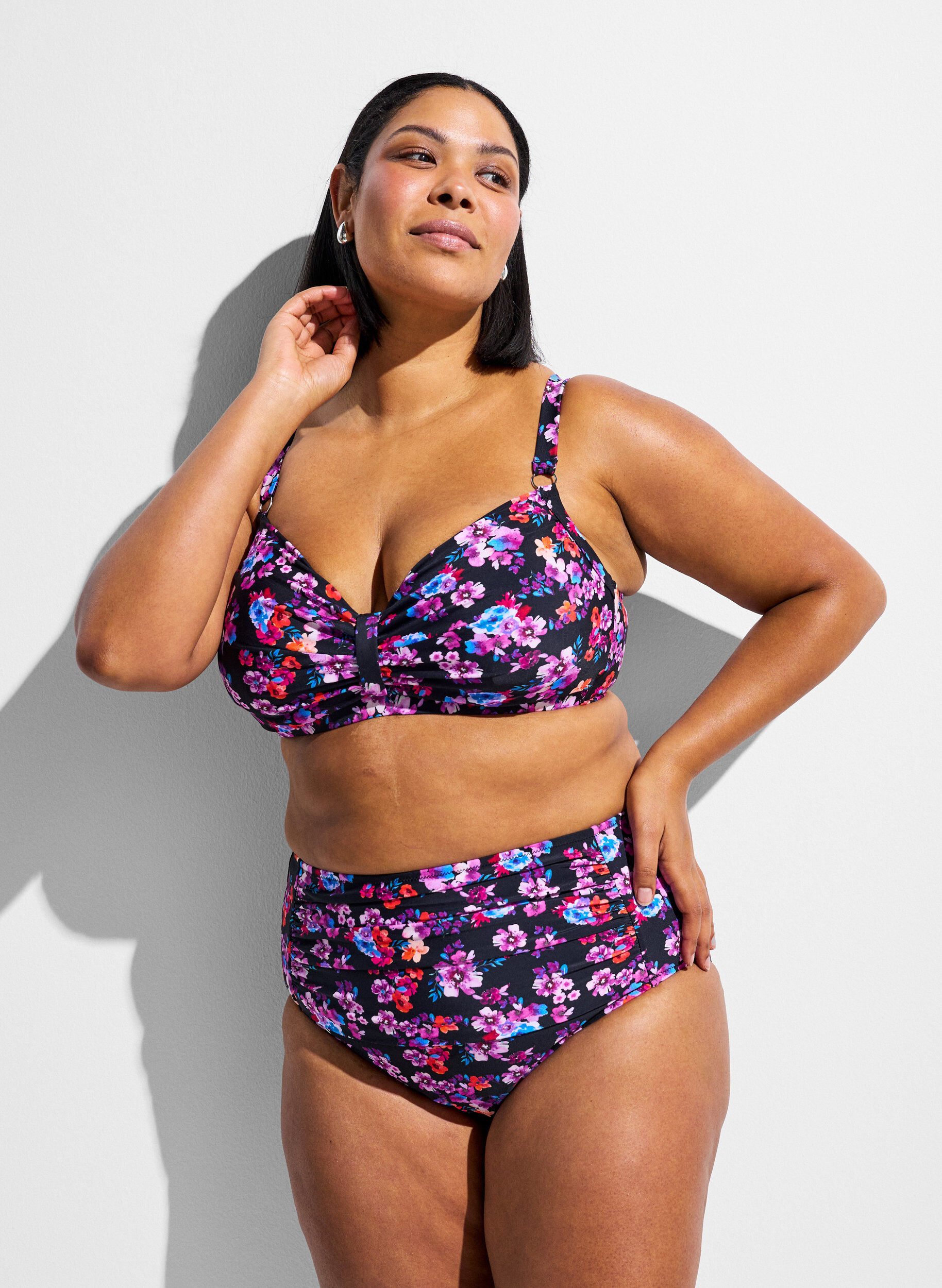 High-waisted patterned bikini bottoms, Purple, Model