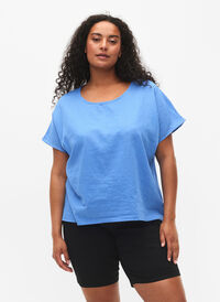 Short-sleeved blouse in cotton blend with linen, Ultramarine, Model