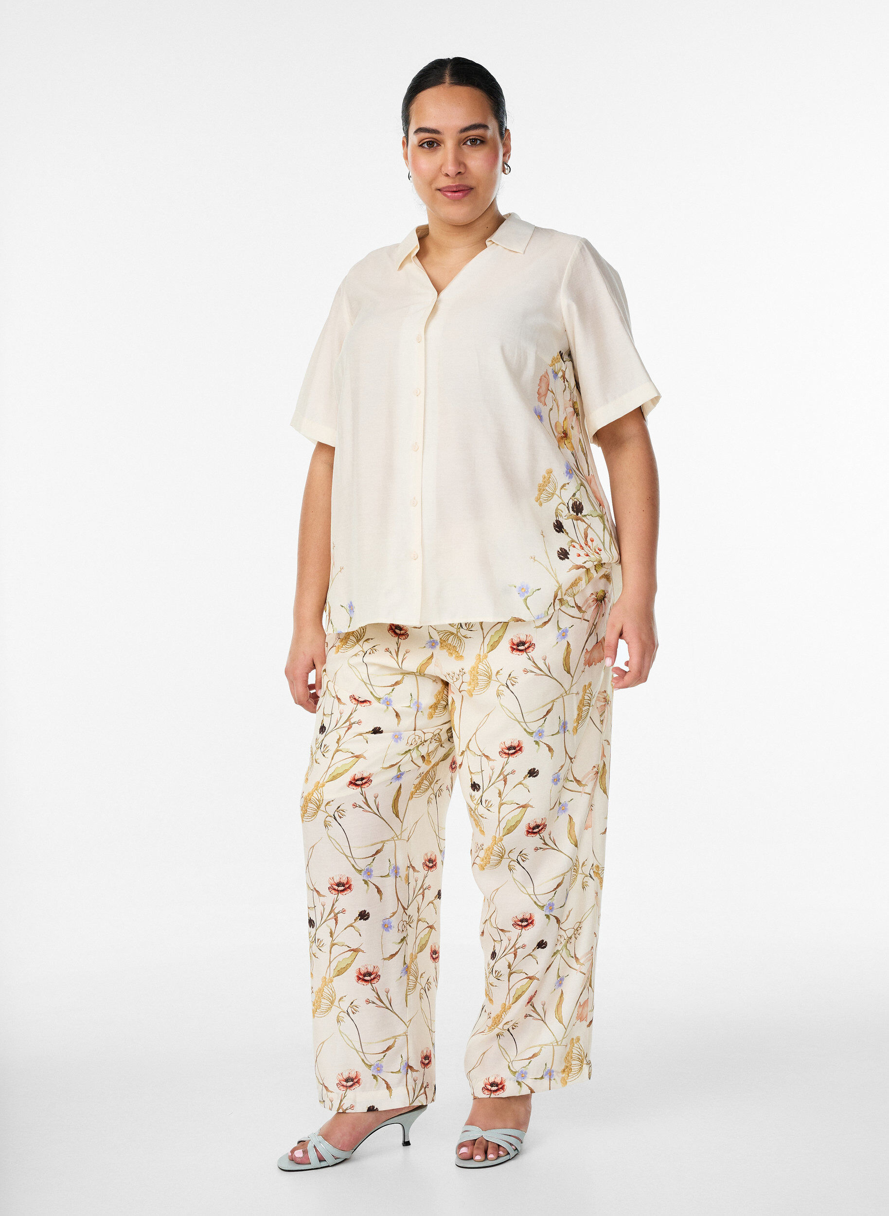 High-waisted viscose trousers with floral print, Beige, Model