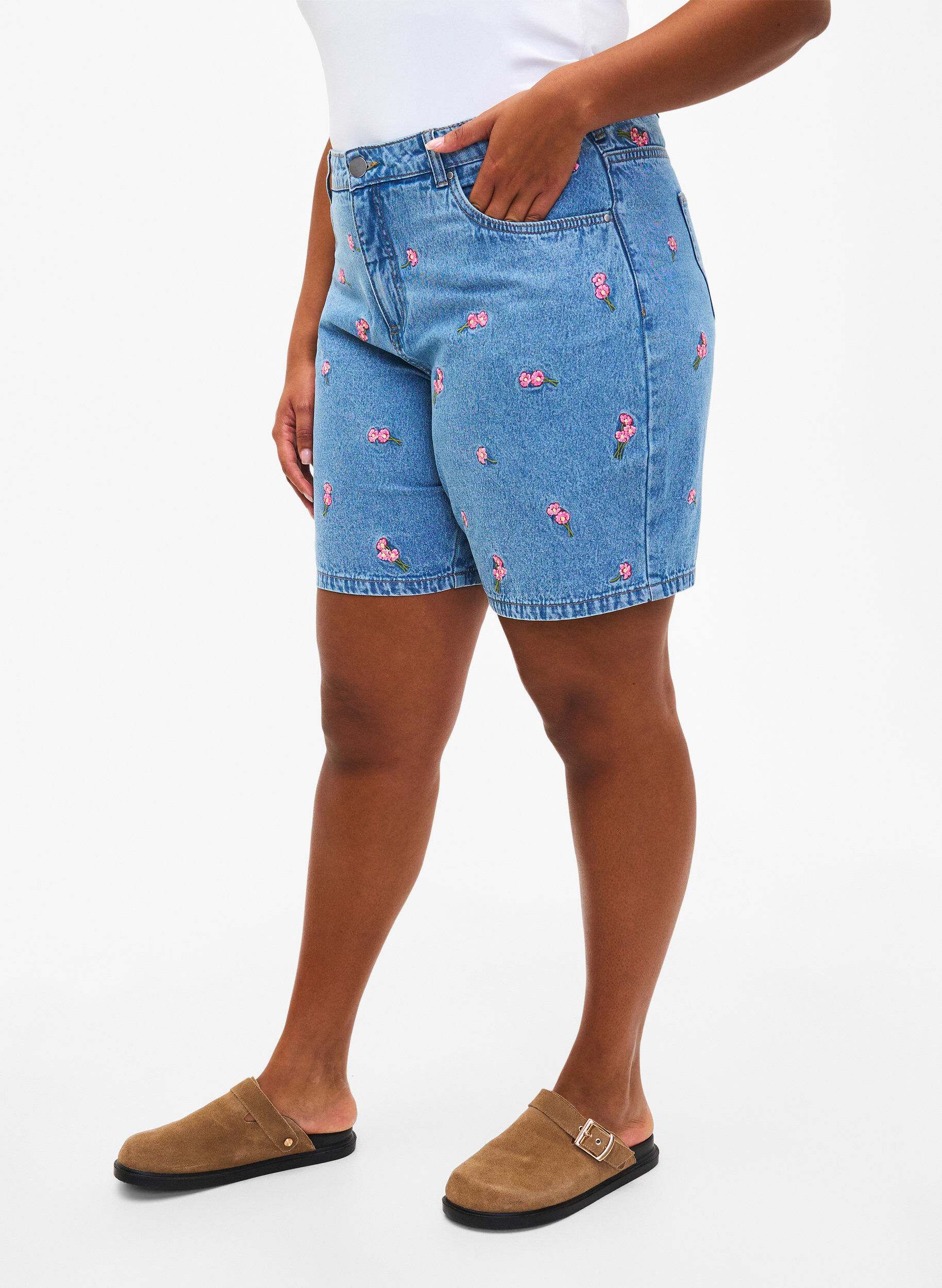 Zizzifashion Denim shorts with embroidered flowers, Light Blue, Model image number 3