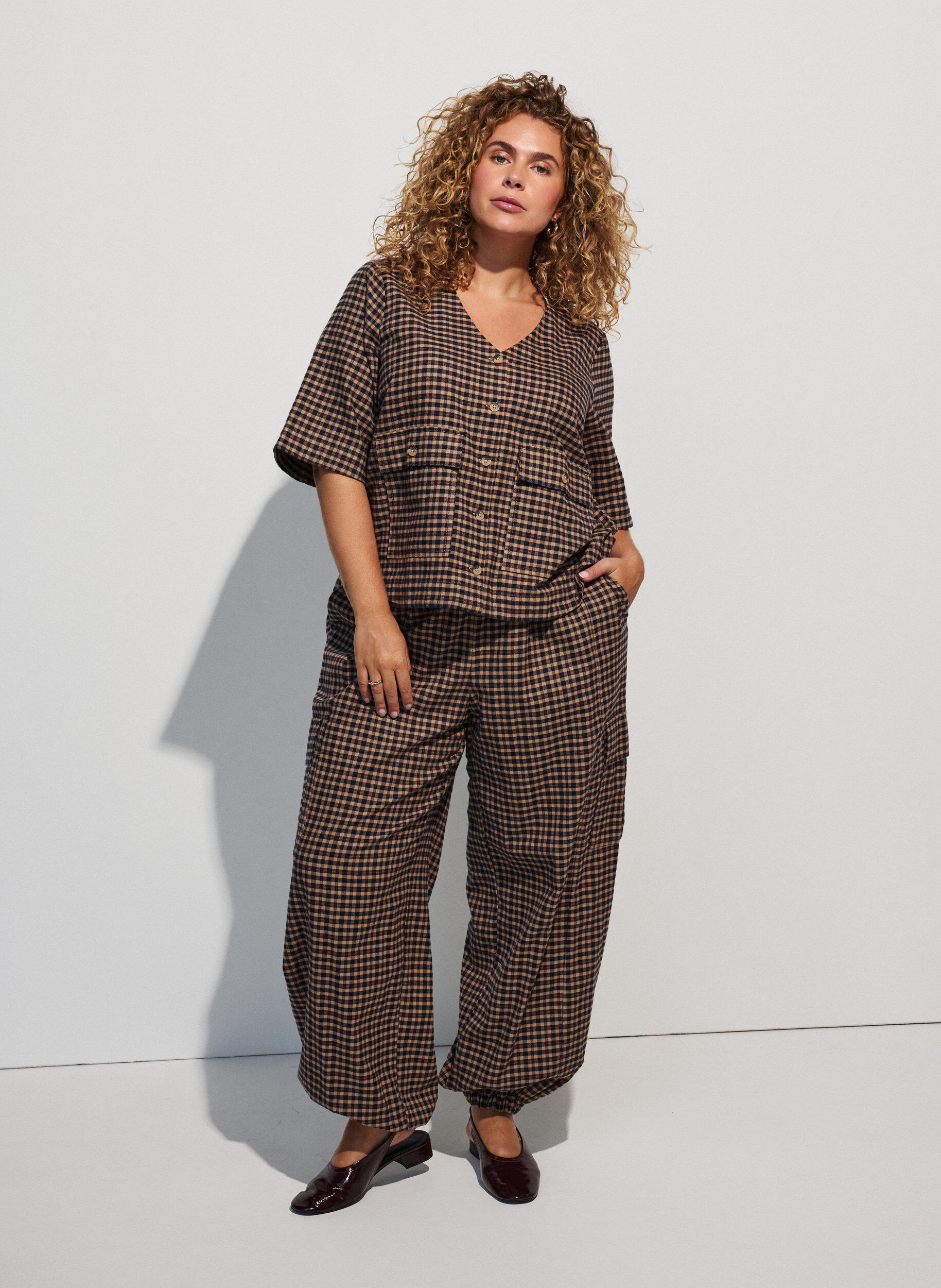 Checked cotton cargo trousers, Brown, Model