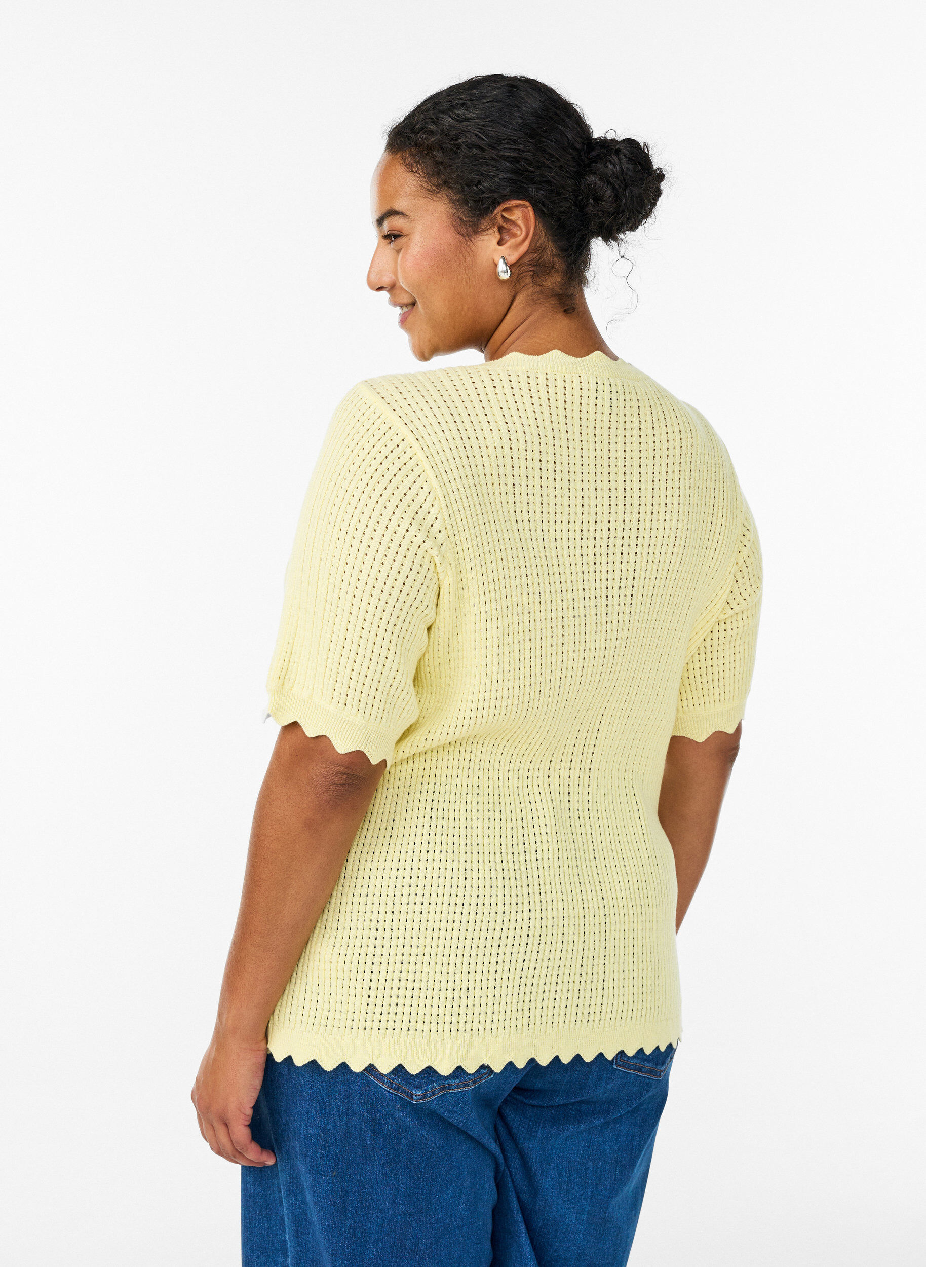 Zizzifashion Short-sleeved knit blouse with openwork pattern and wavy edges, Yellow, Model image number 2