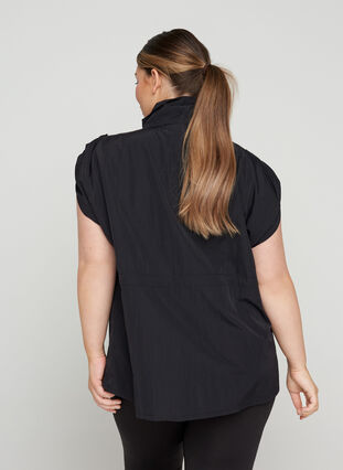 Sports vest with an adjustable waist and pockets, Black, Model image number 1