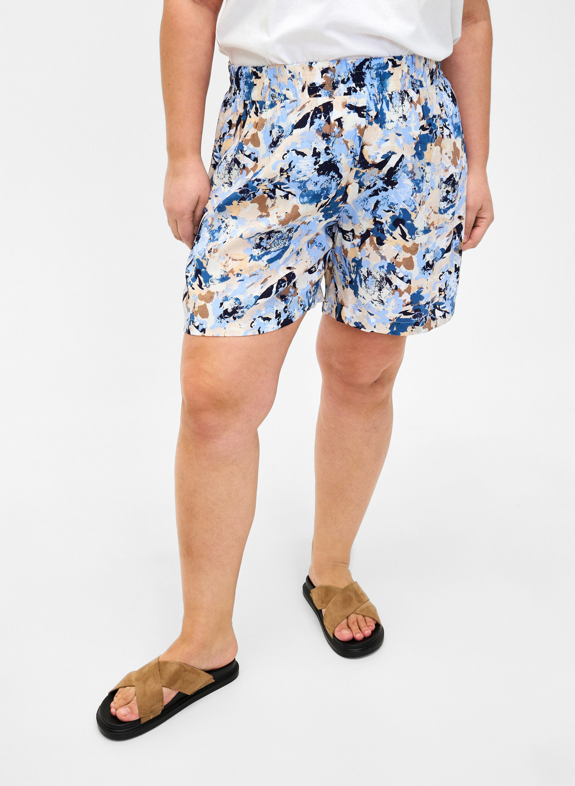 Zizzifashion Loose-fitting shorts in viscose, Blue Graphic AOP, Model image number 2