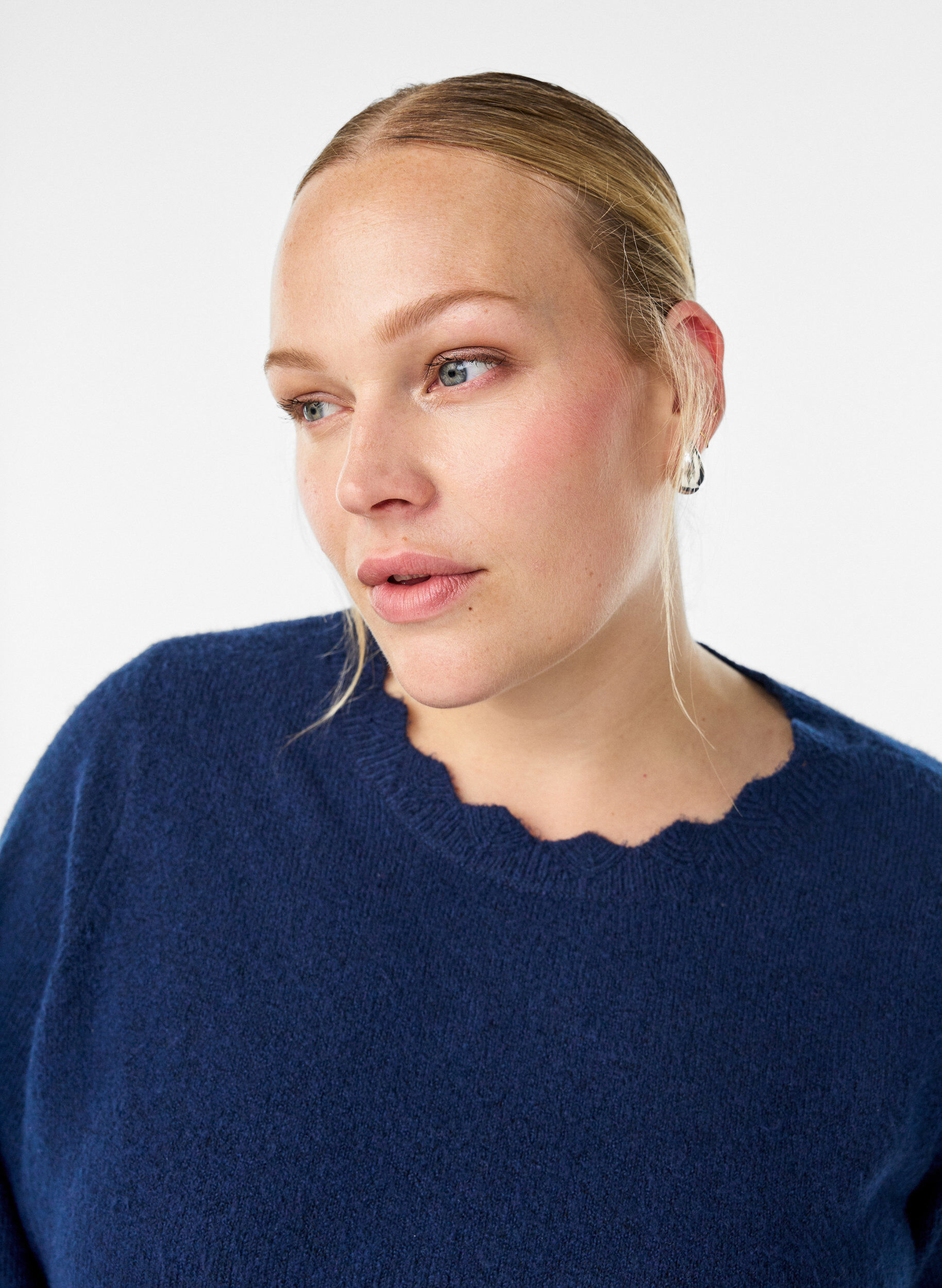 Zizzifashion Knitted blouse with wavy edges, Blue, Model image number 3