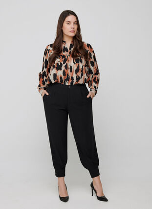 Viscose shirt with leopard print, Black AOP, Model image number 2
