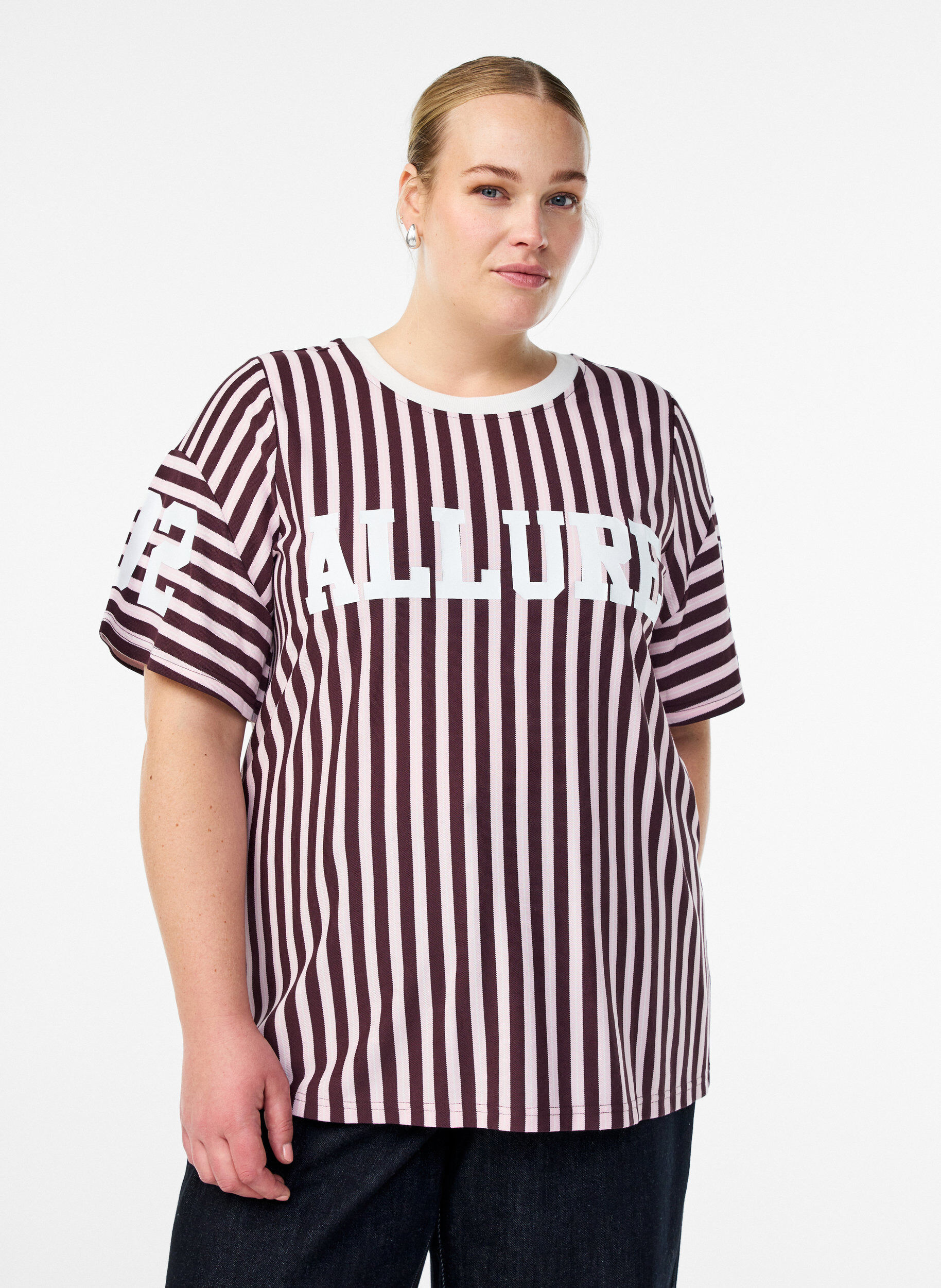 T-shirt with stripes and sporty print, Dark Bordeaux, Model