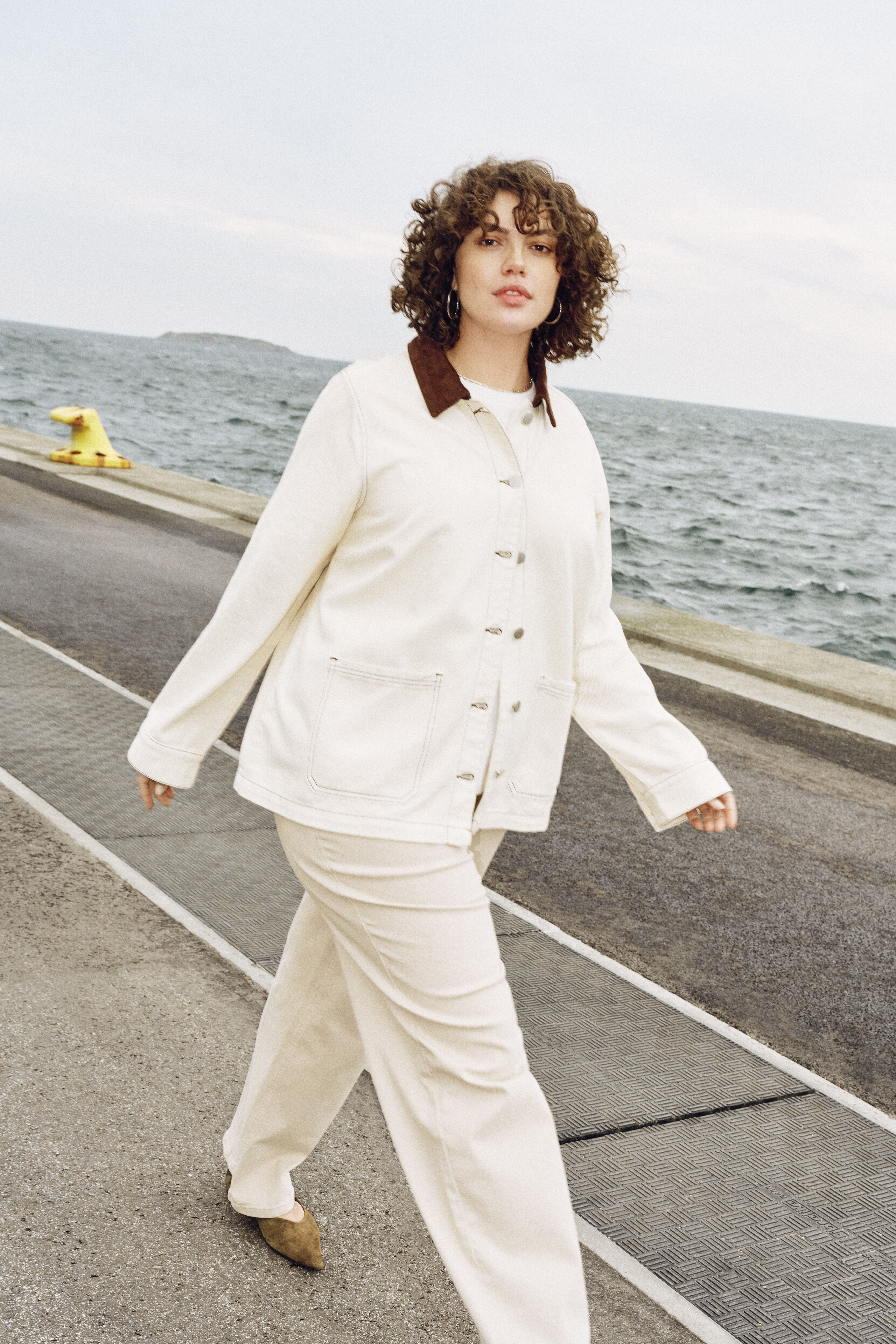 Coloured denim jacket with contrasting collar, , Model