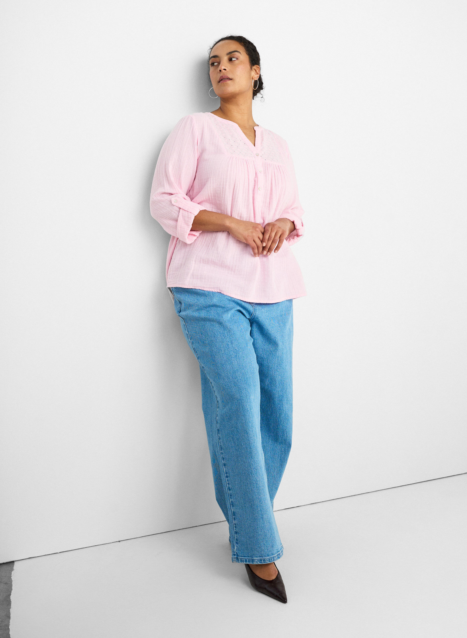 Zizzifashion Blouse in cotton muslin with broderie anglaise, Rose, Model image number 3