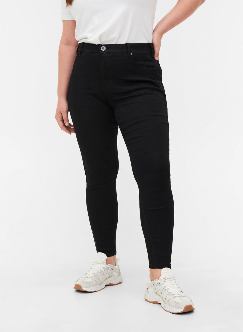 Cropped Amy jeans with a zip, Black, Model image number 3
