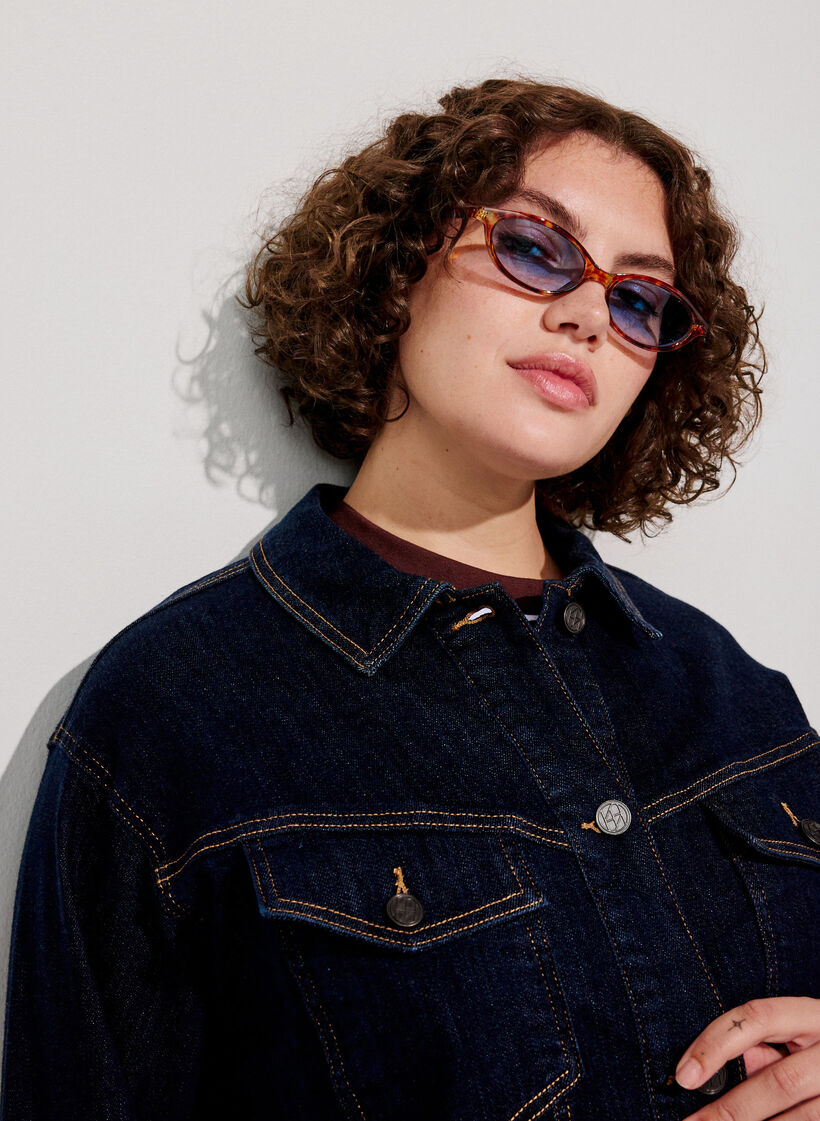 Classic denim jacket with contrast stitching, Blue, Model
