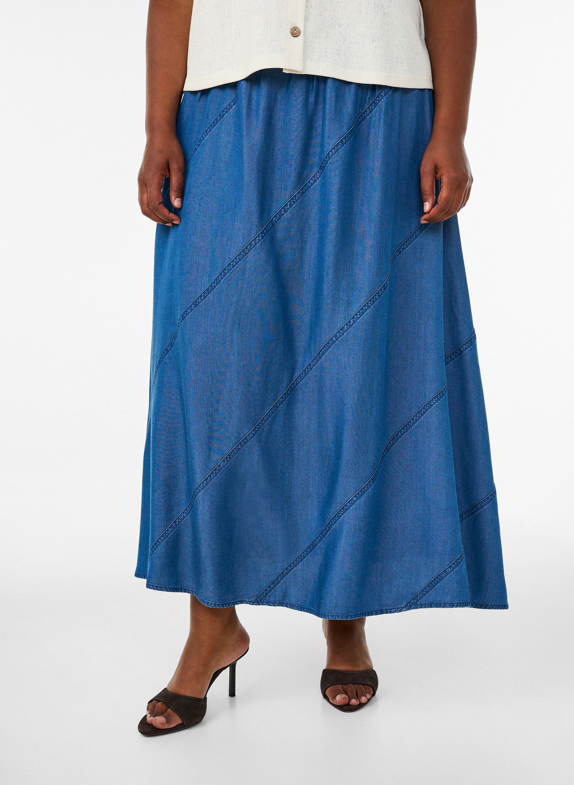 Zizzifashion Denim-look maxi skirt in TENCEL&trade; Lyocell, Blue, Model image number 2