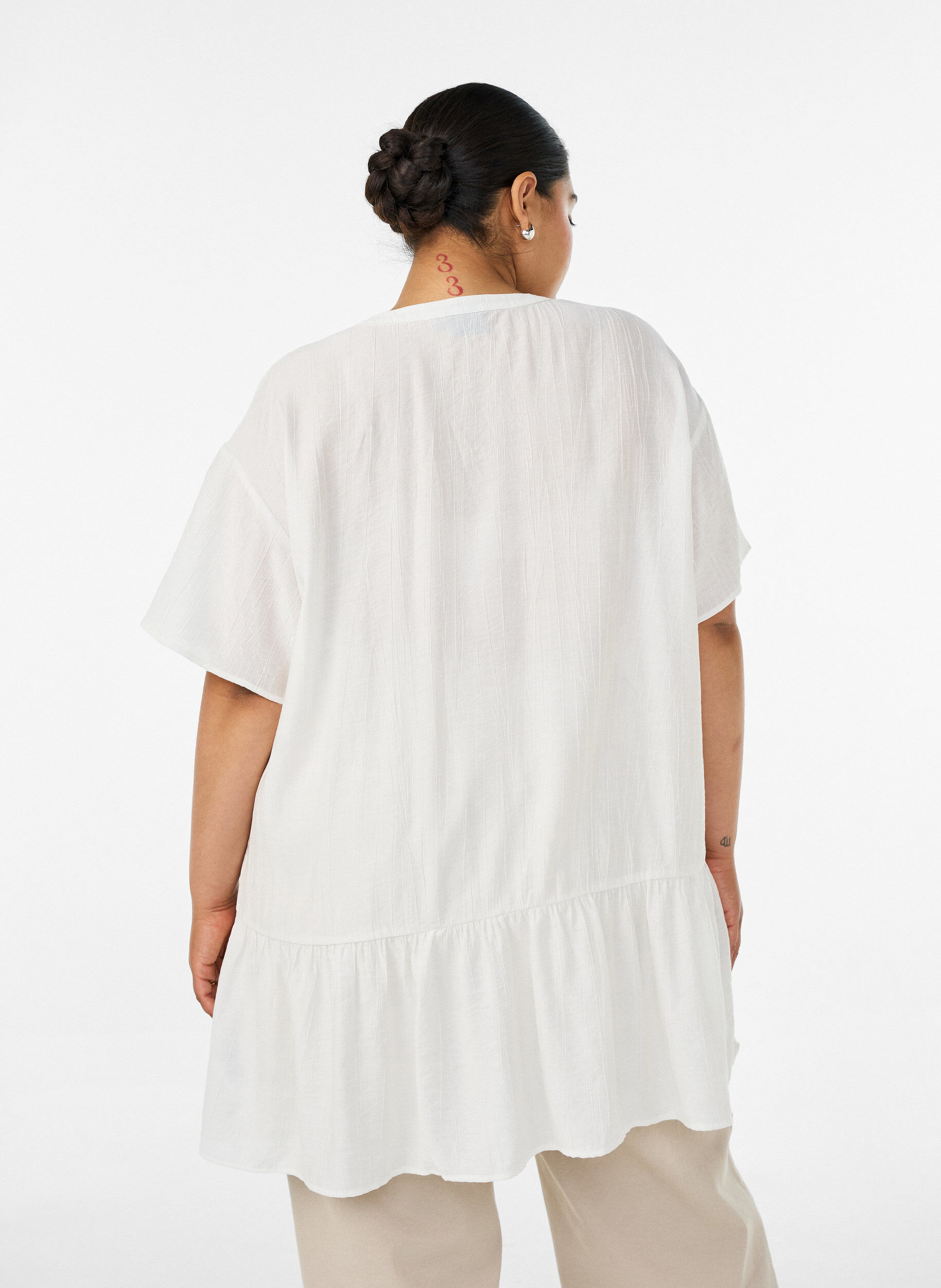 Zizzifashion Loose tunic with crinkled texture and ruffle hem, Vanilla, Model image number 2