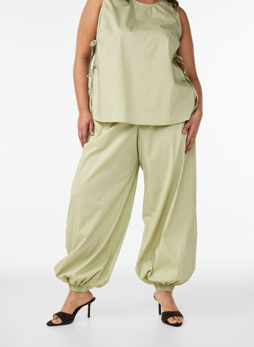 High-waisted balloon trousers with an elasticated waistband, Green, Model image number 2