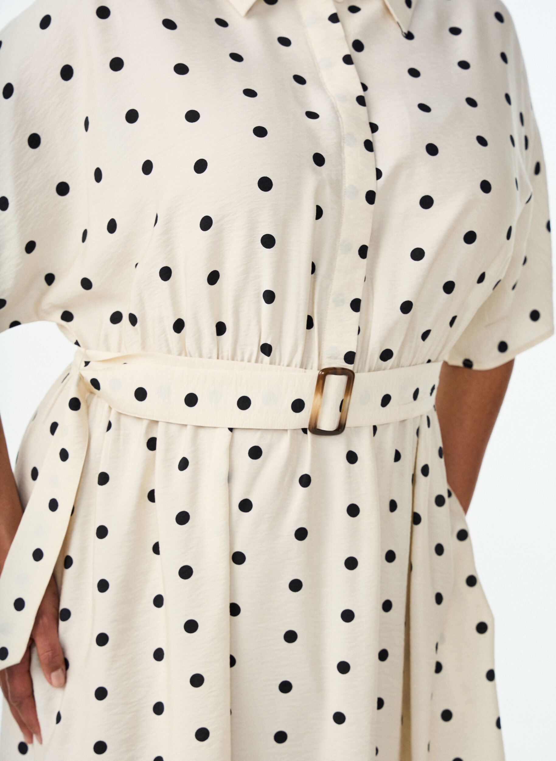 Zizzifashion Midi shirt dress in dotted viscose, Vanilla, Model image number 2