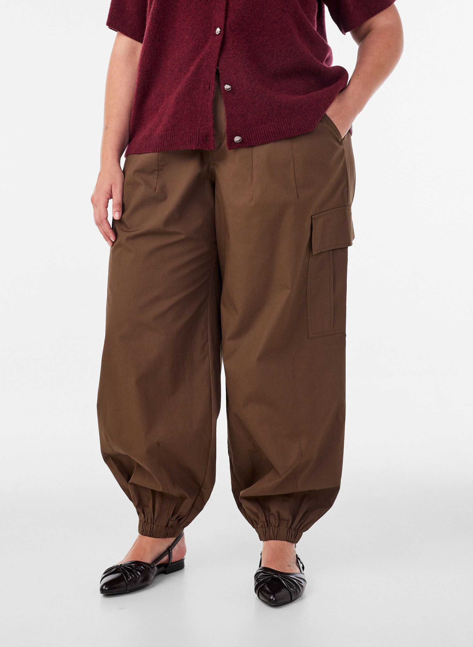 ZizzifashionCotton cargo trousers with a balloon leg, Brown, Model image number 2