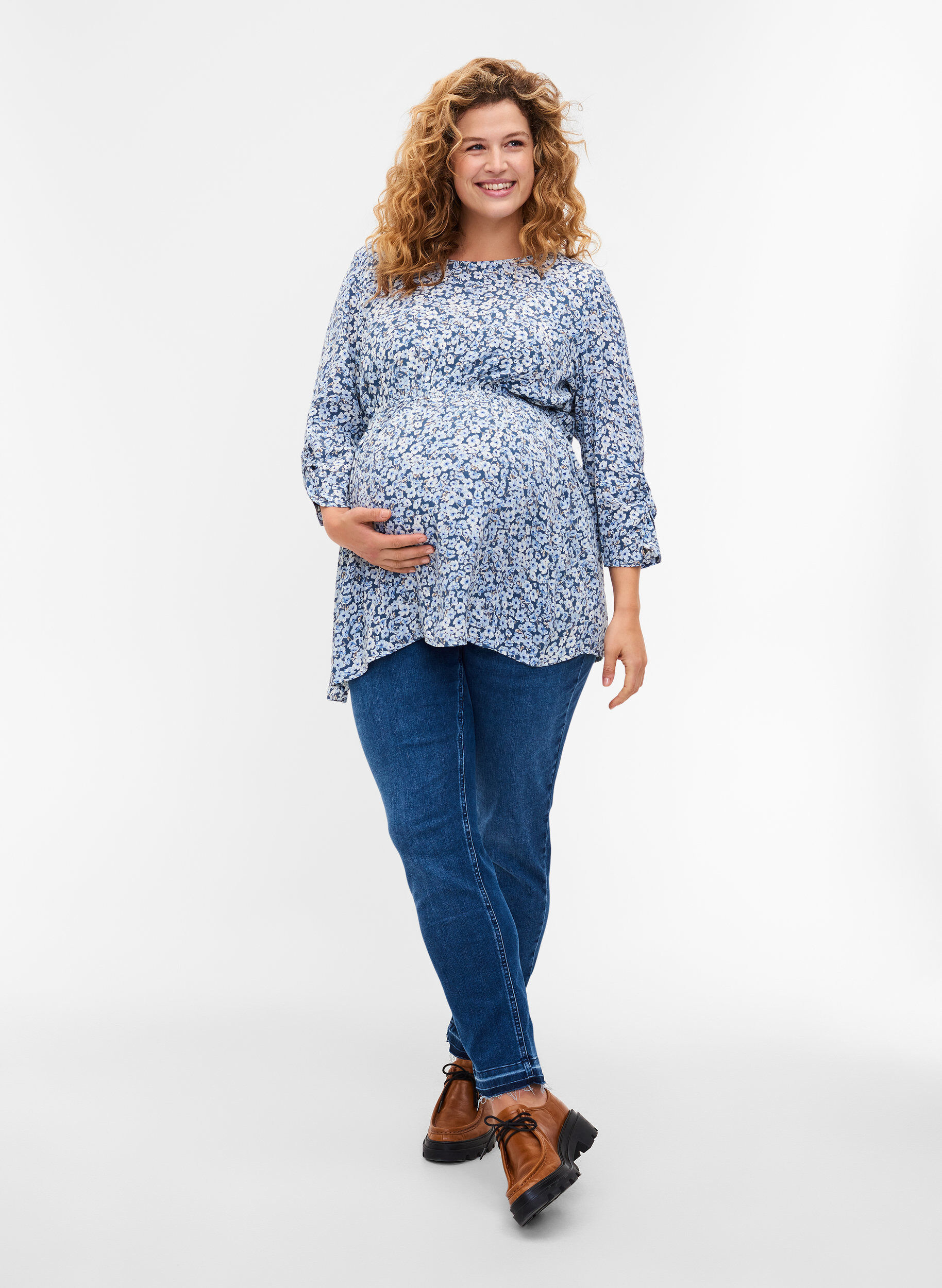Zizzifashion Maternity blouse in viscose and floral print, Blue Flower AOP, Model image number 3