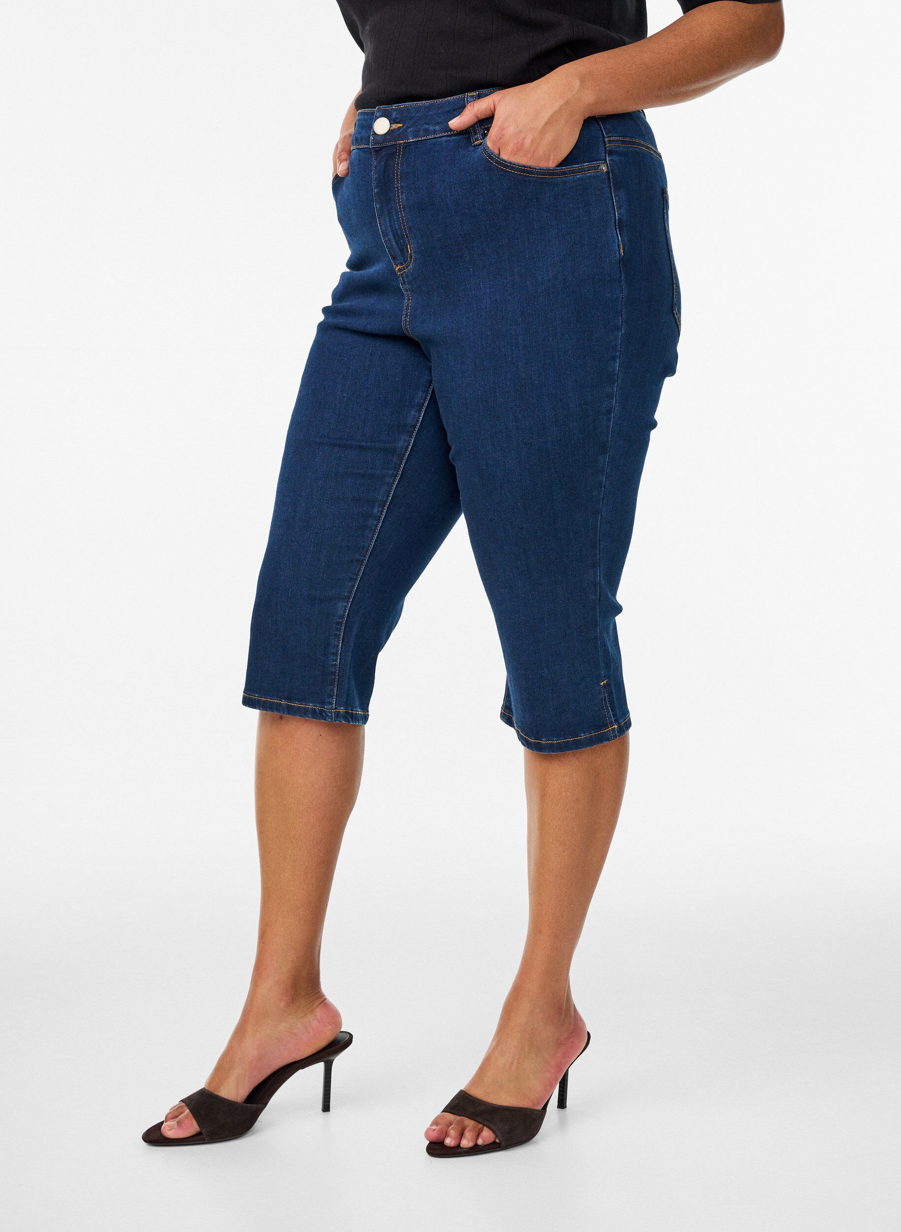 Zizzifashion High-waisted slim fit capris in stretch denim, Blue, Model image number 2