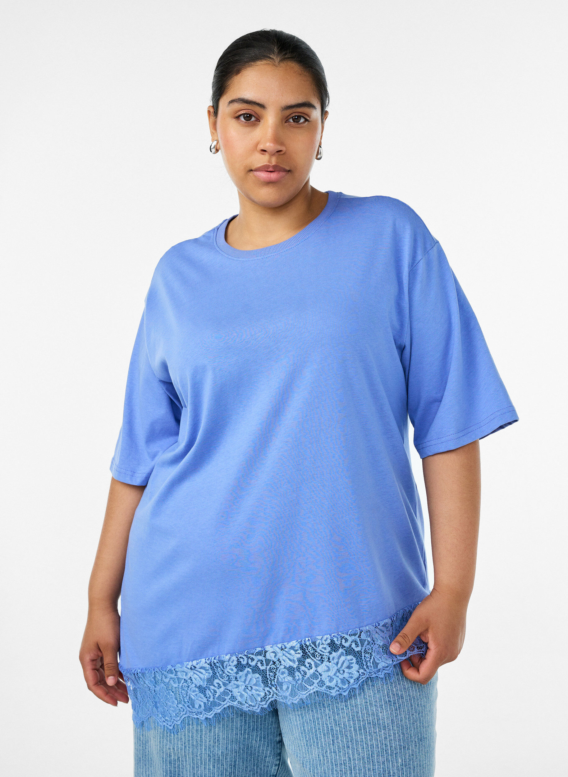 T-shirt with asymmetric lace hem, Purple, Model