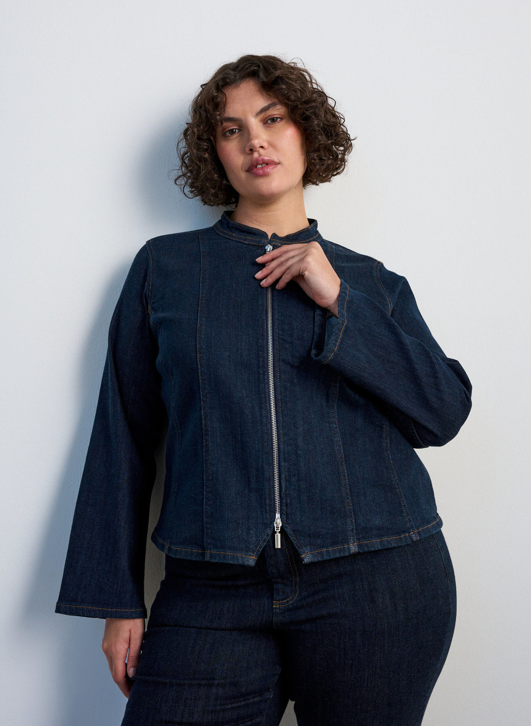 Fitted denim jacket with zip, Blue, Model