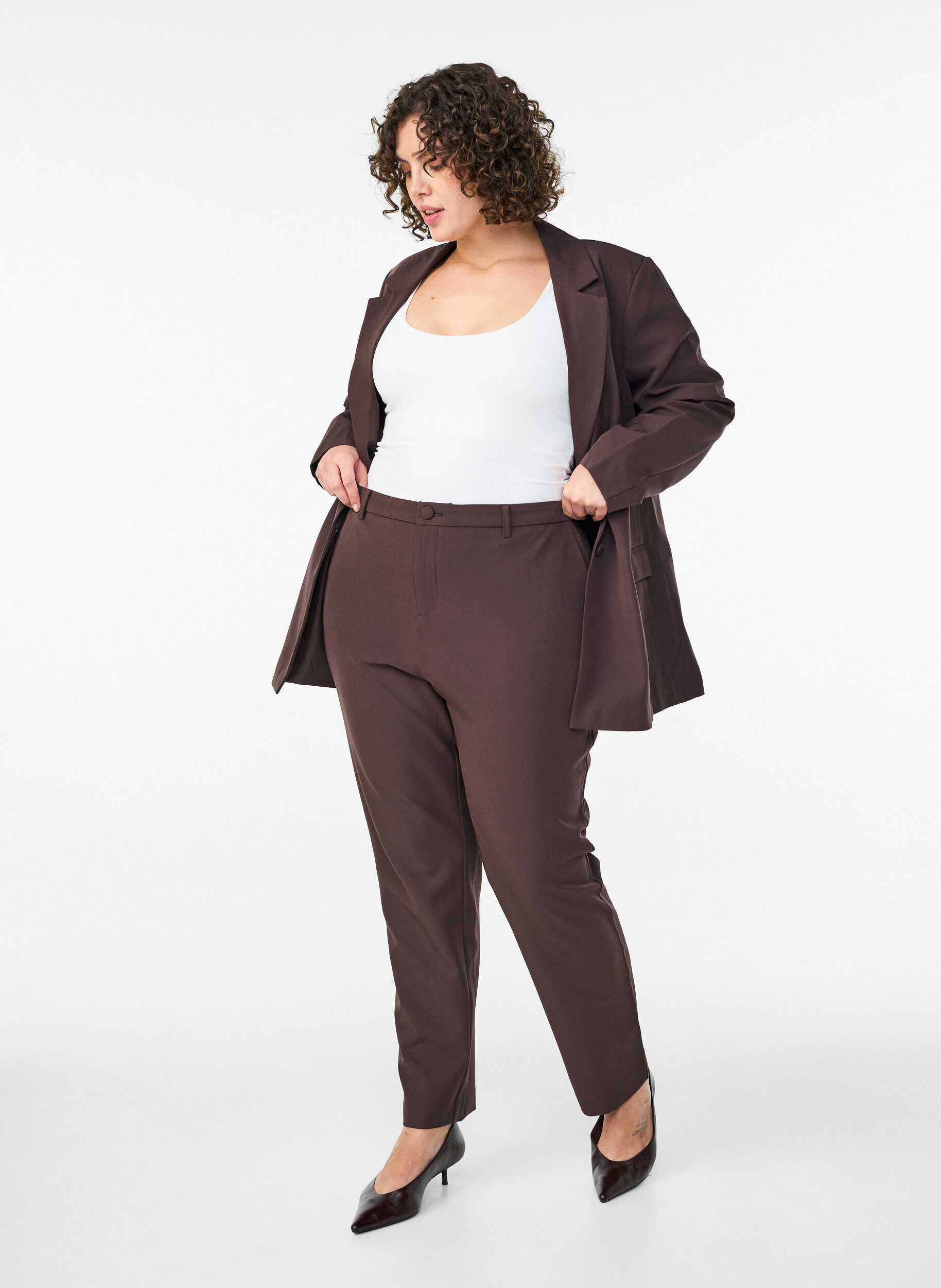 Trousers with pockets and straight legs, Brown, Model