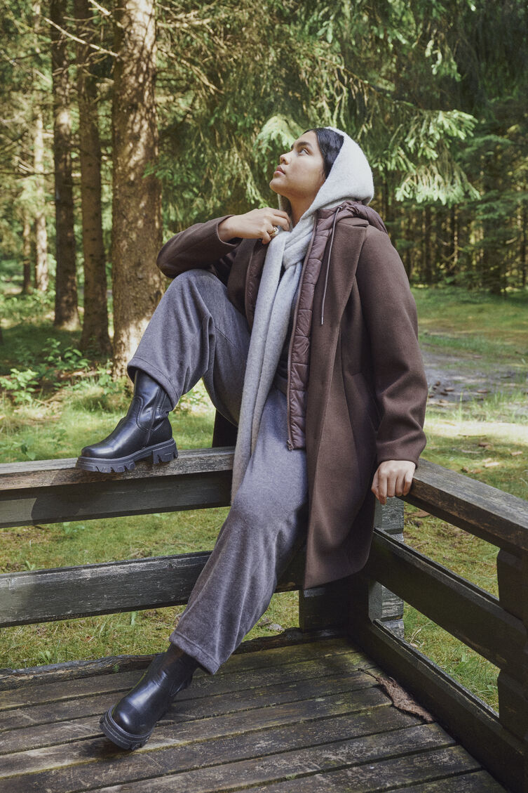 Soft and earthy layered style, , Model
