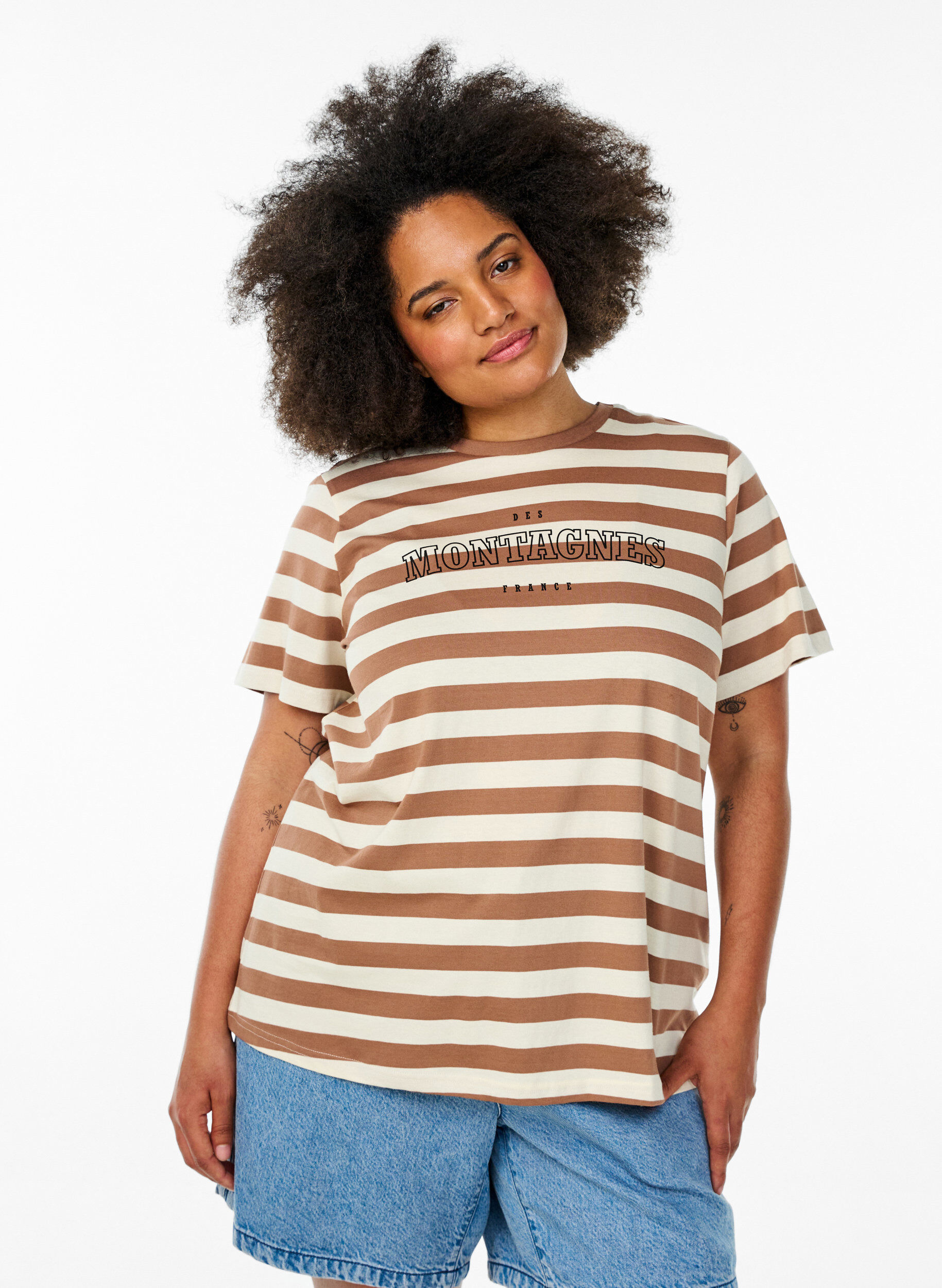 Organic cotton T-shirt with stripes and text, Brown, Model