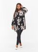 Long floral viscose shirt, Black White AOP, Model image number 2