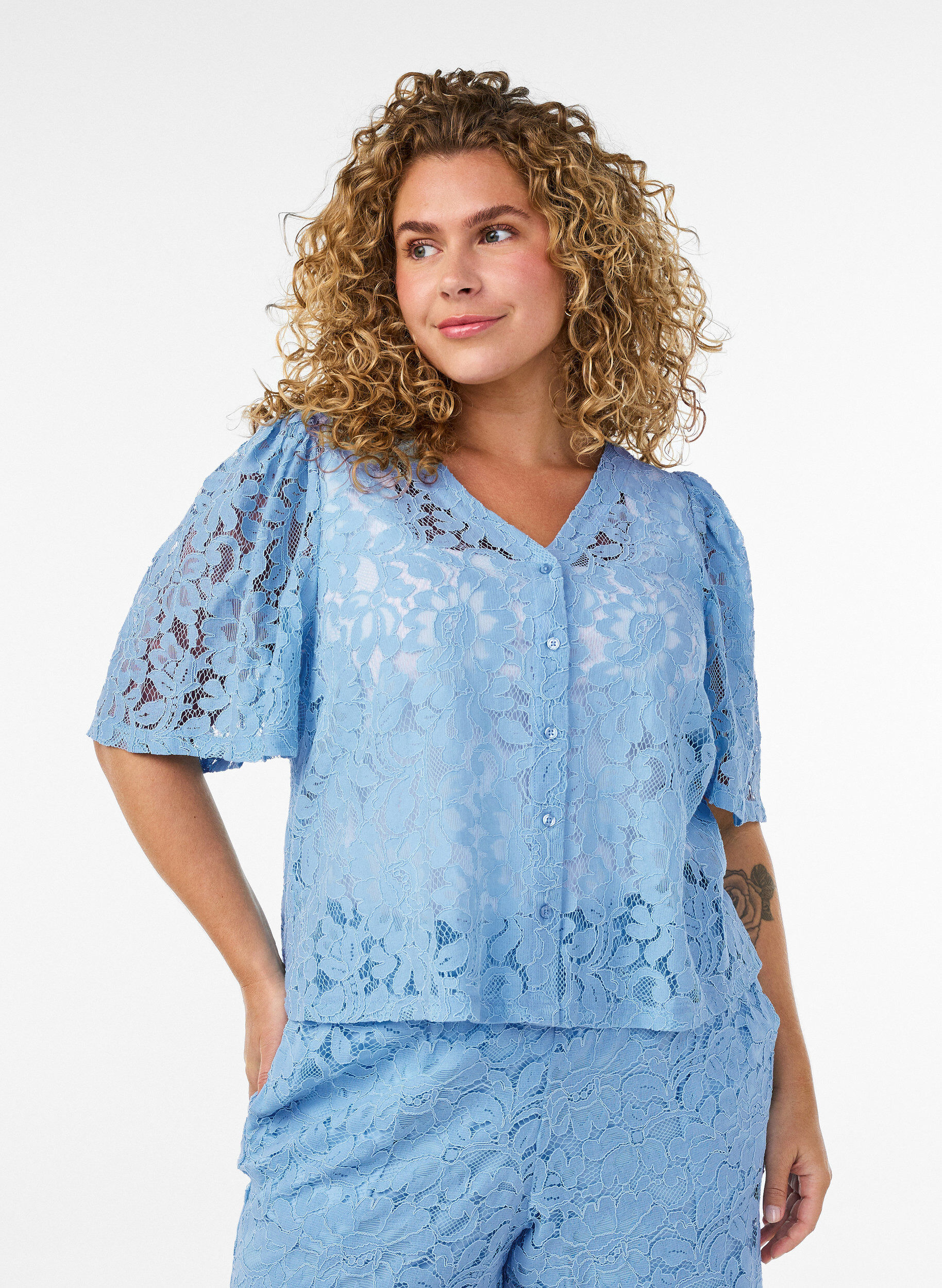 Lace shorts with high waist and pockets, Blue, Model