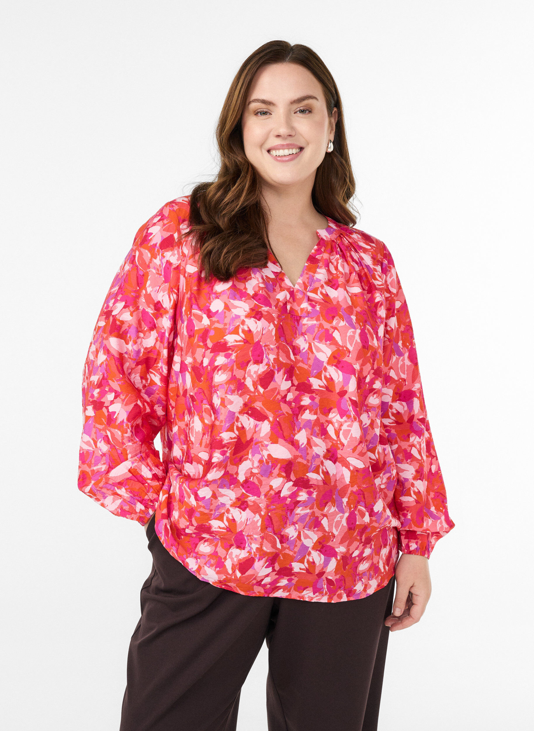 Blouse with a V-neck and graphic leaf pattern, Pink, Model