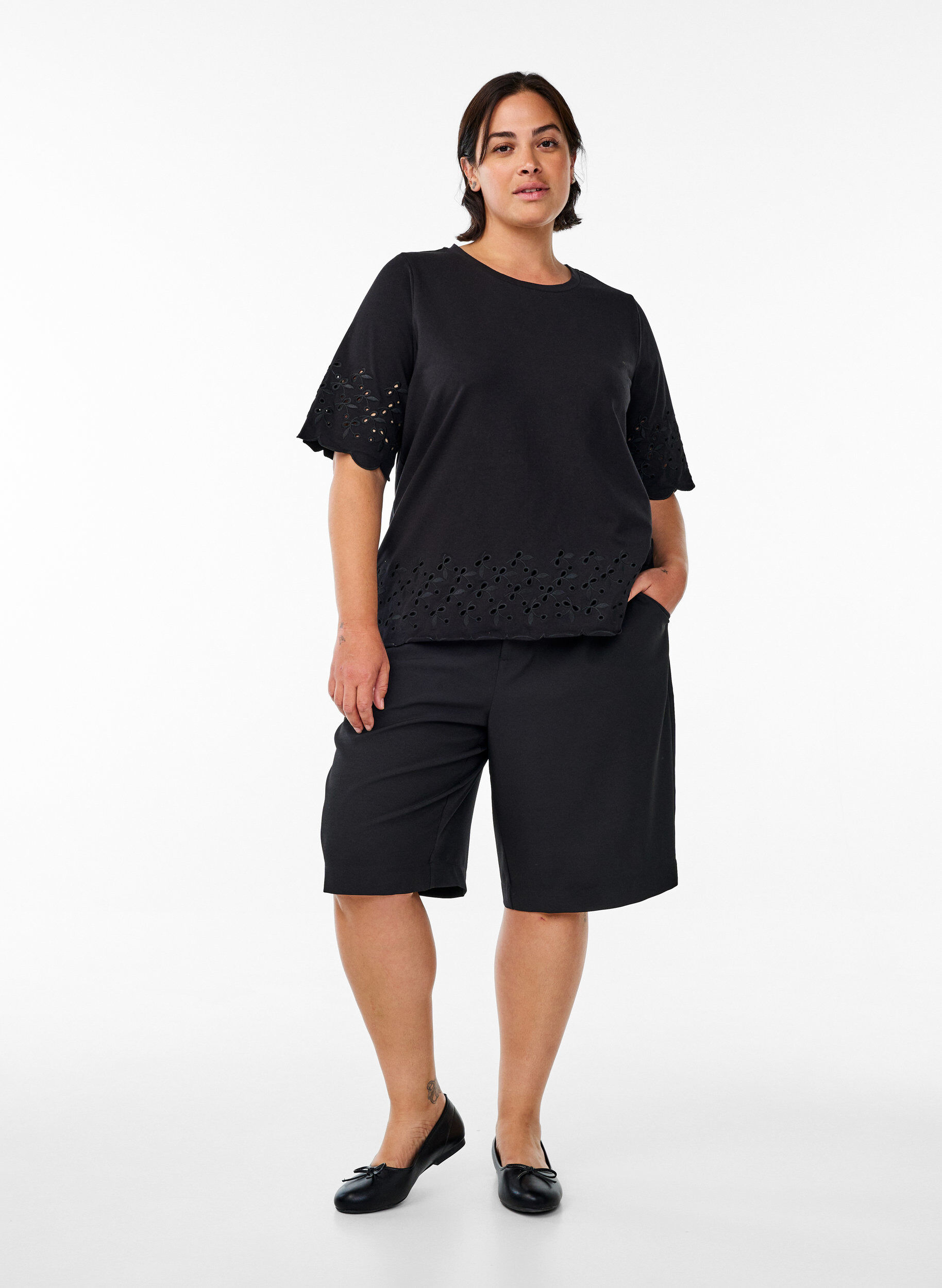 Zizzifashion T-shirt with broderie anglaise and scalloped edges, Black, Model image number 1