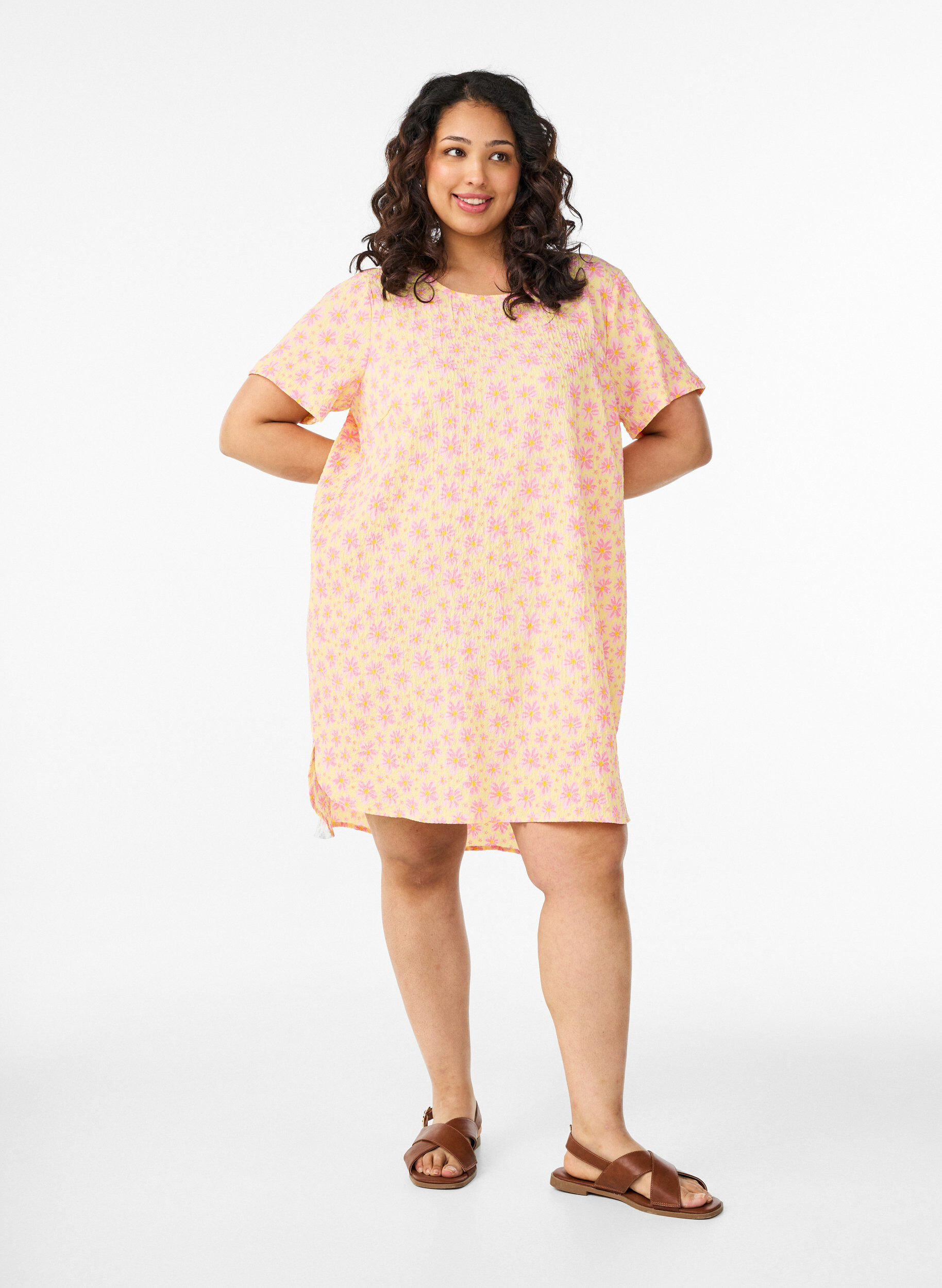 Zizzifashion Short dress with a crinkled texture and short sleeves, Yellow, Model image number 1