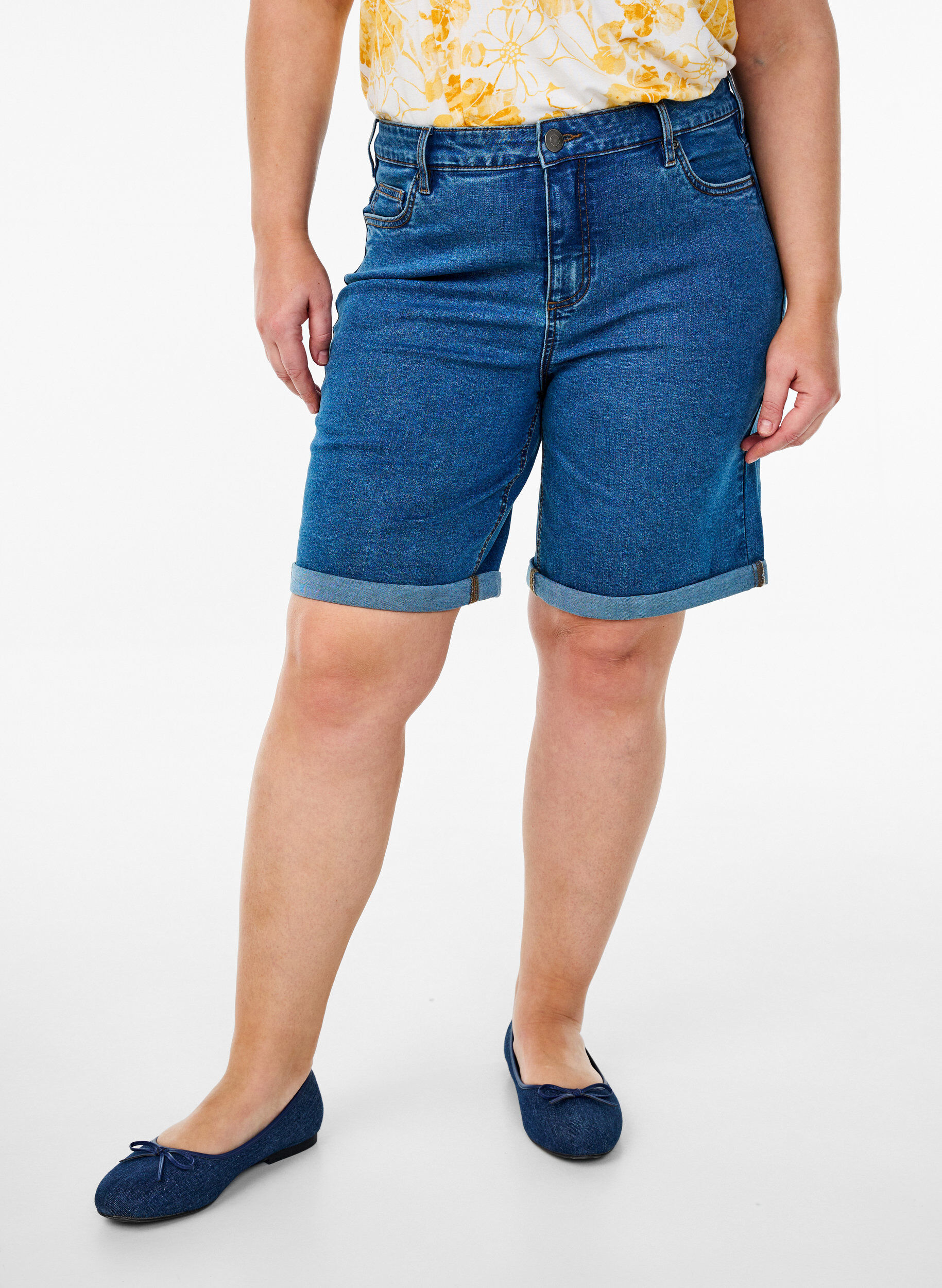 Zizzifashion Fitted denim shorts with a high waist, Blue, Model image number 3