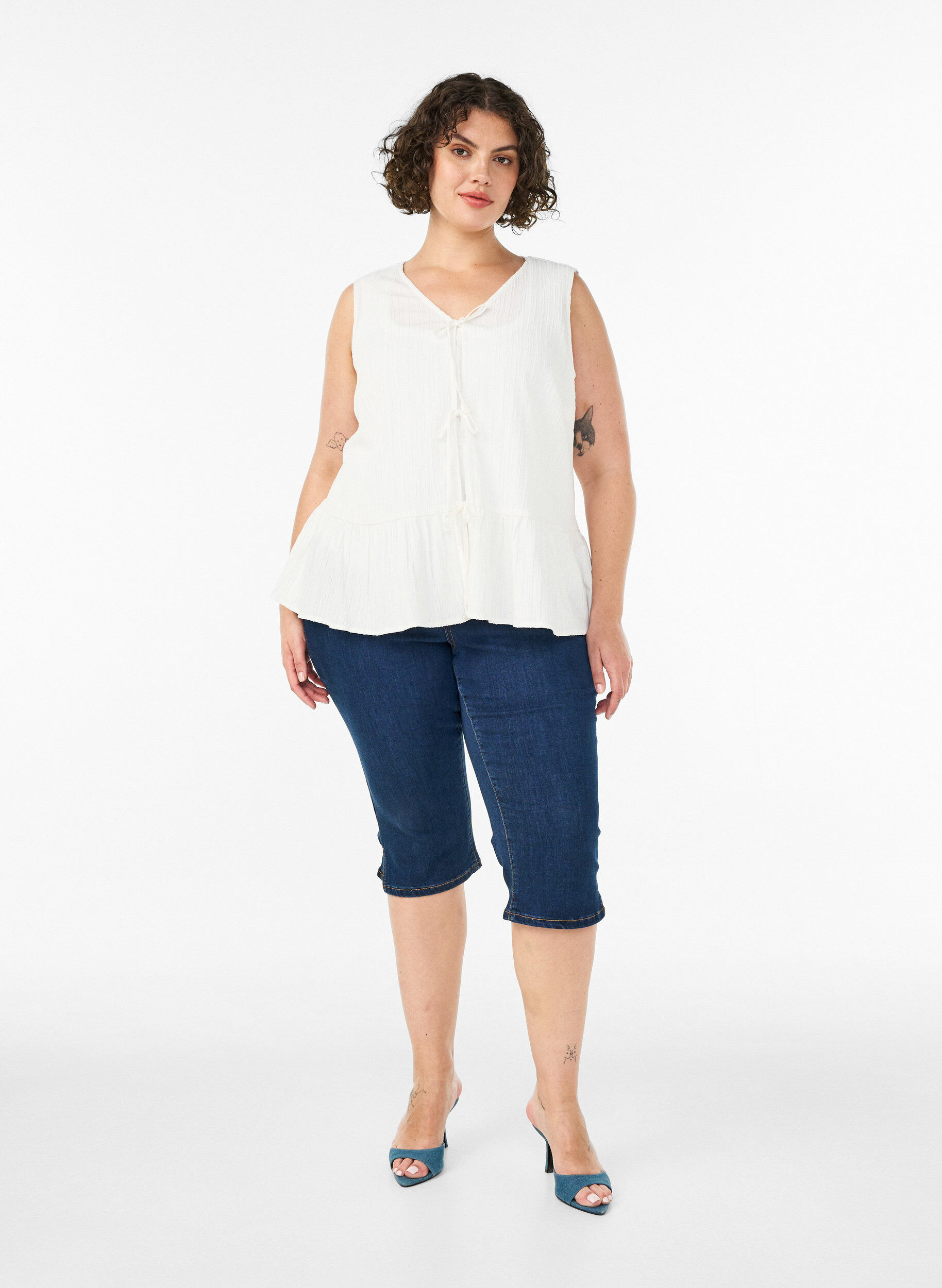 Zizzifashion Sleeveless blouse with texture and a tie fastening, Vanilla, Model image number 1