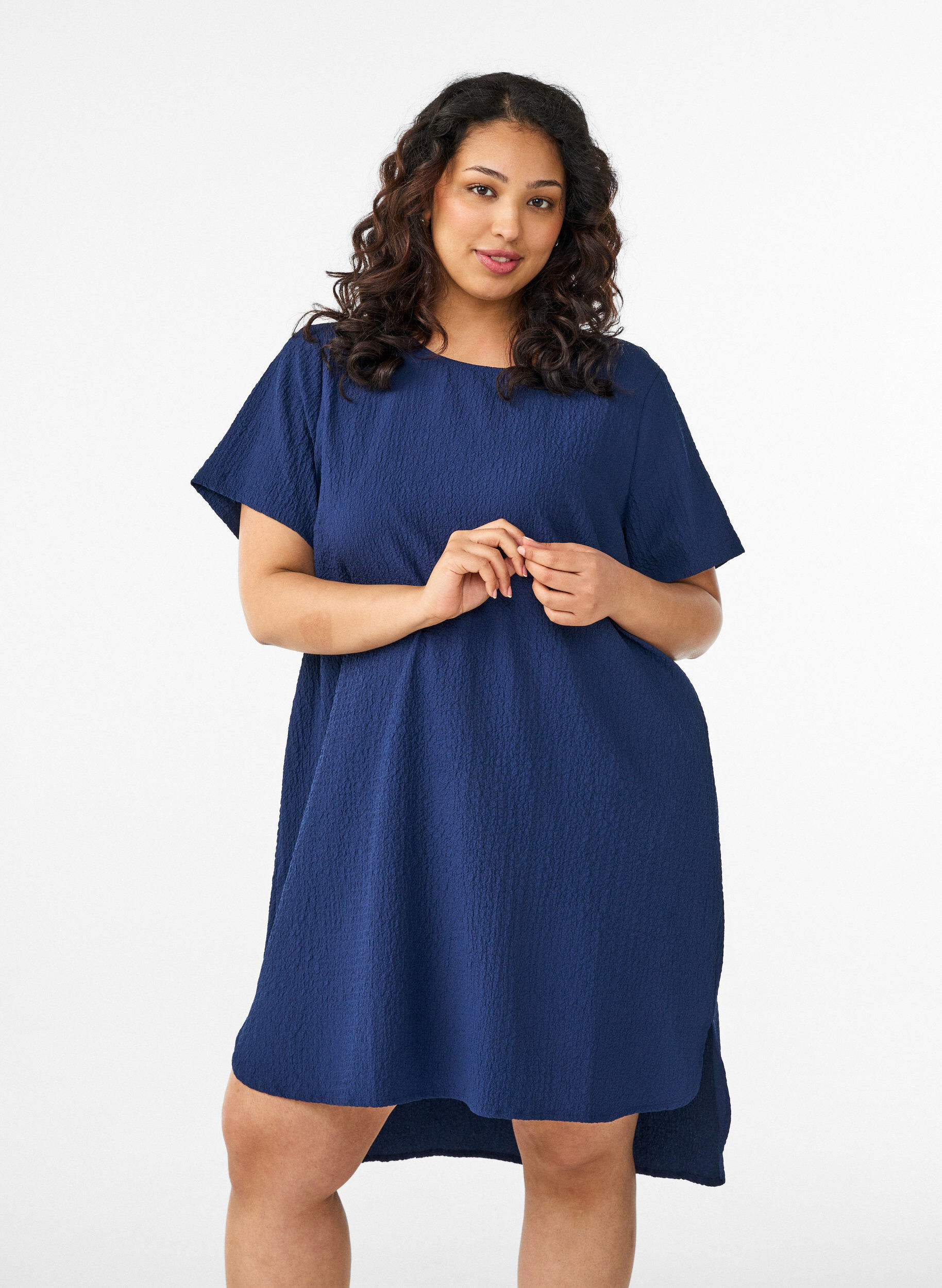 Short dress with a crinkled texture and short sleeves, Blue, Model